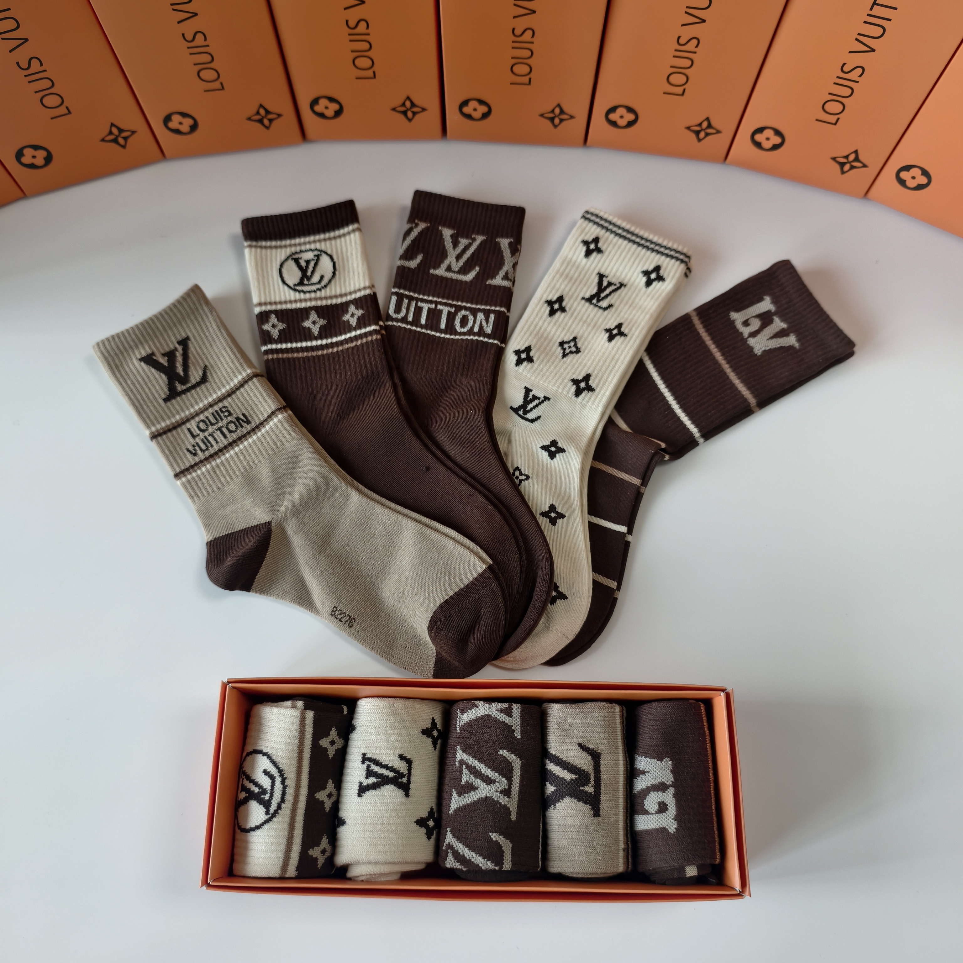 💛配专柜包装LV（路易威登）新款中长筒袜堆堆袜袜子！一盒五双，专柜同步筒袜袜子，💛大牌出街，潮人必备🔥超