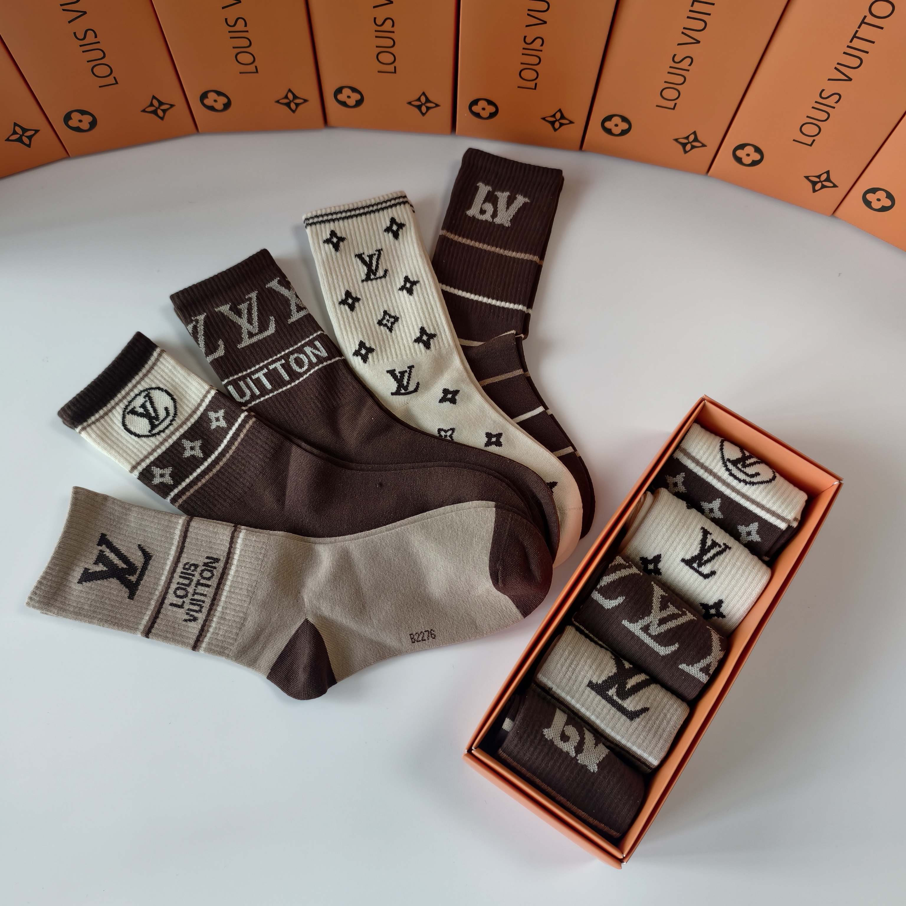 💛配专柜包装LV（路易威登）新款中长筒袜堆堆袜袜子！一盒五双，专柜同步筒袜袜子，💛大牌出街，潮人必备🔥超
