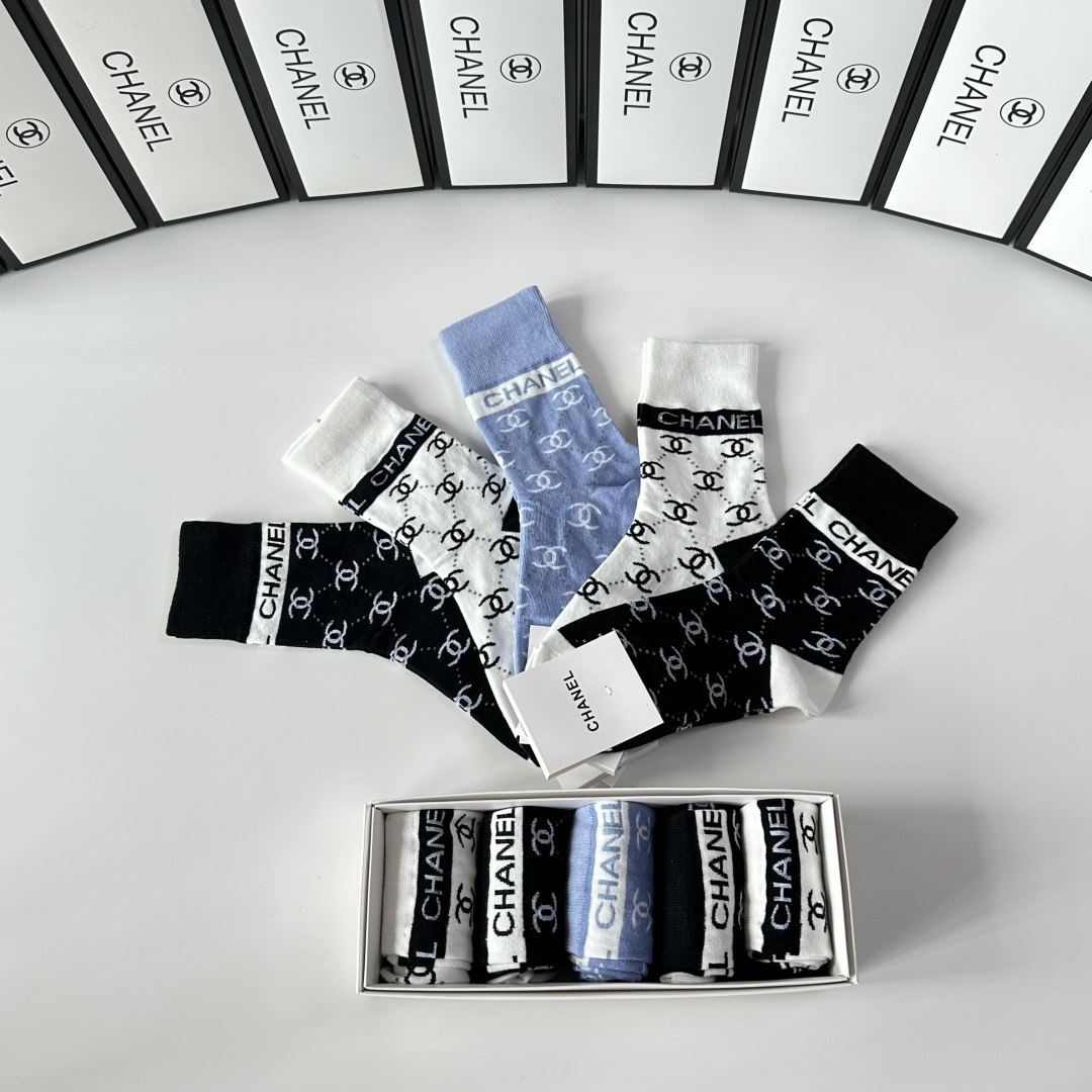 💛配专柜包装Chanel（香奈儿） 新款中长款堆堆袜袜子！一盒五双，专柜同步筒袜袜子，💛大牌出街，潮人必