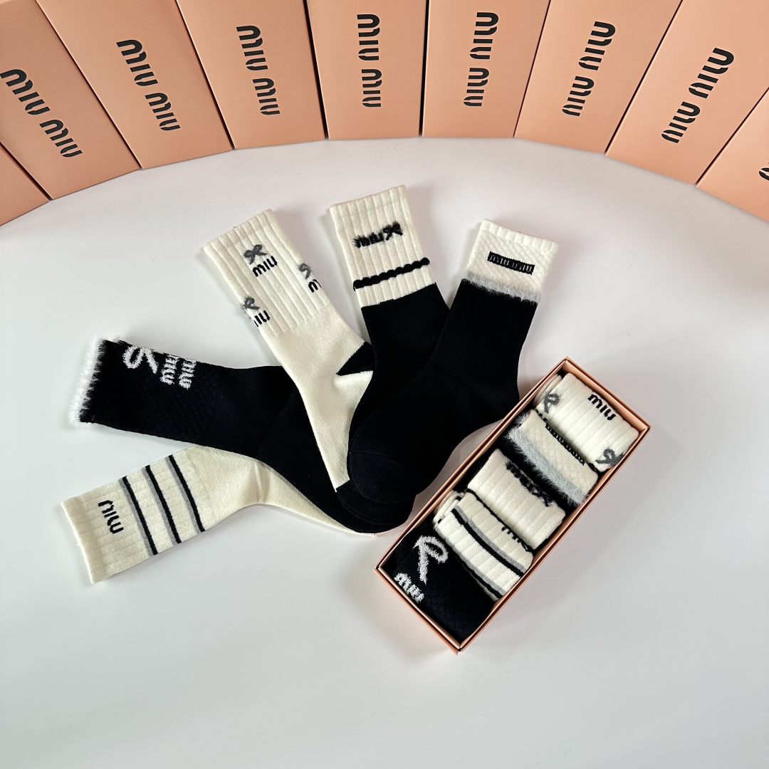 💛配包装MiuMiu（缪缪）新款羊绒经典中长筒袜堆堆袜袜子！一盒五双， 专柜同步筒袜袜子，💛大牌出街，潮