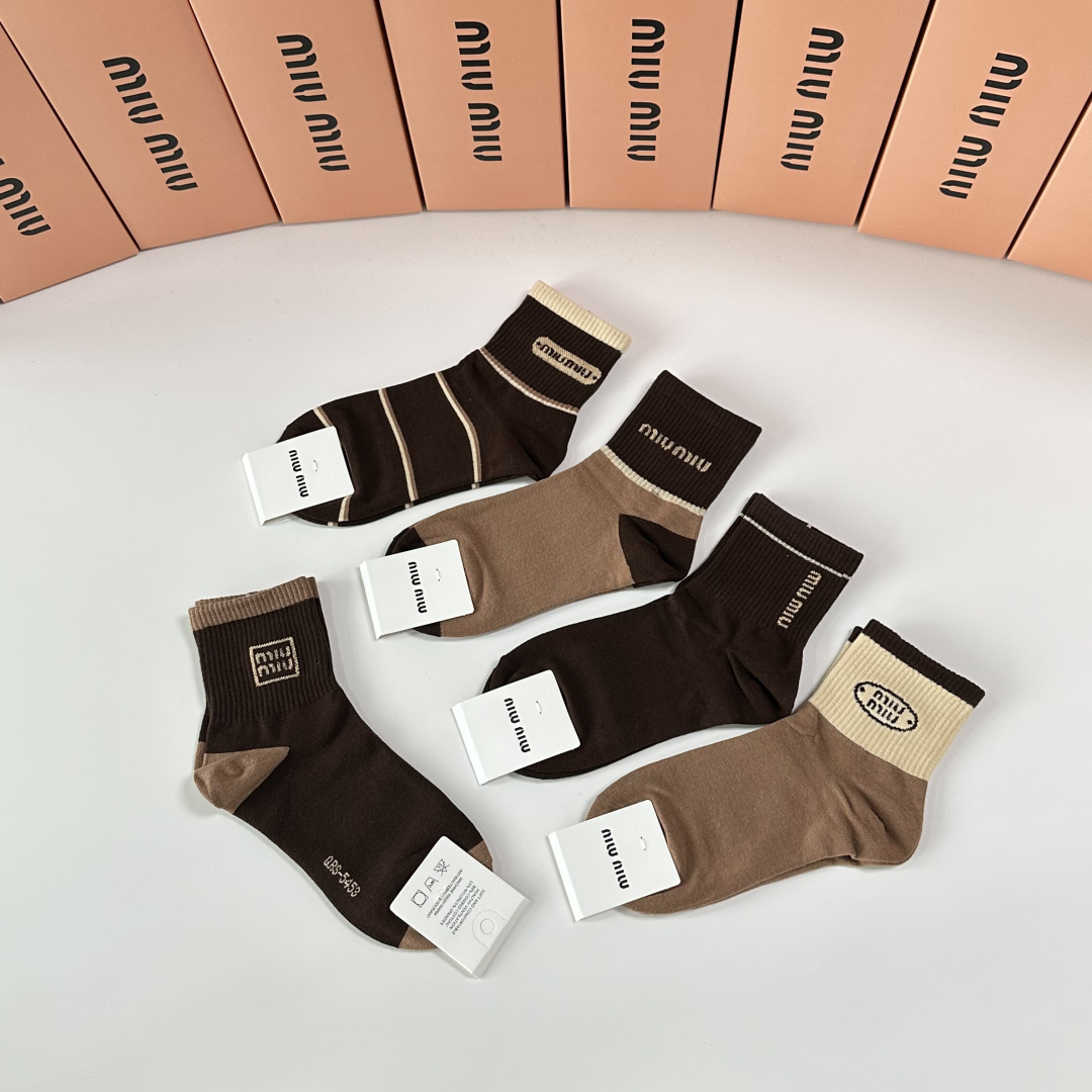 💛配包装MiuMiu（缪缪）新款中长款堆堆袜袜子！一盒五双， 专柜同步筒款袜子，💛大牌出街，潮人必备🔥超