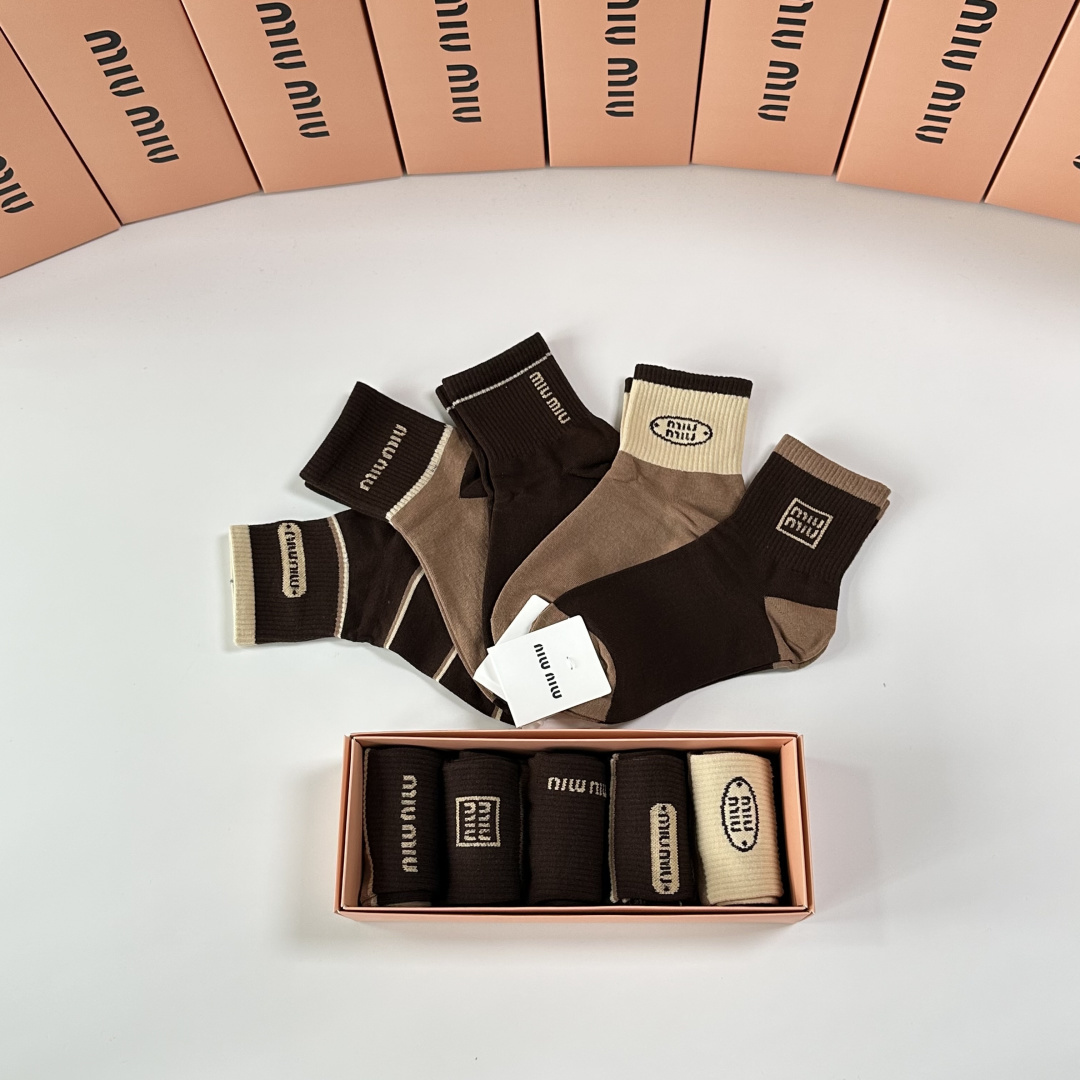💛配包装MiuMiu（缪缪）新款中长款堆堆袜袜子！一盒五双， 专柜同步筒款袜子，💛大牌出街，潮人必备🔥超