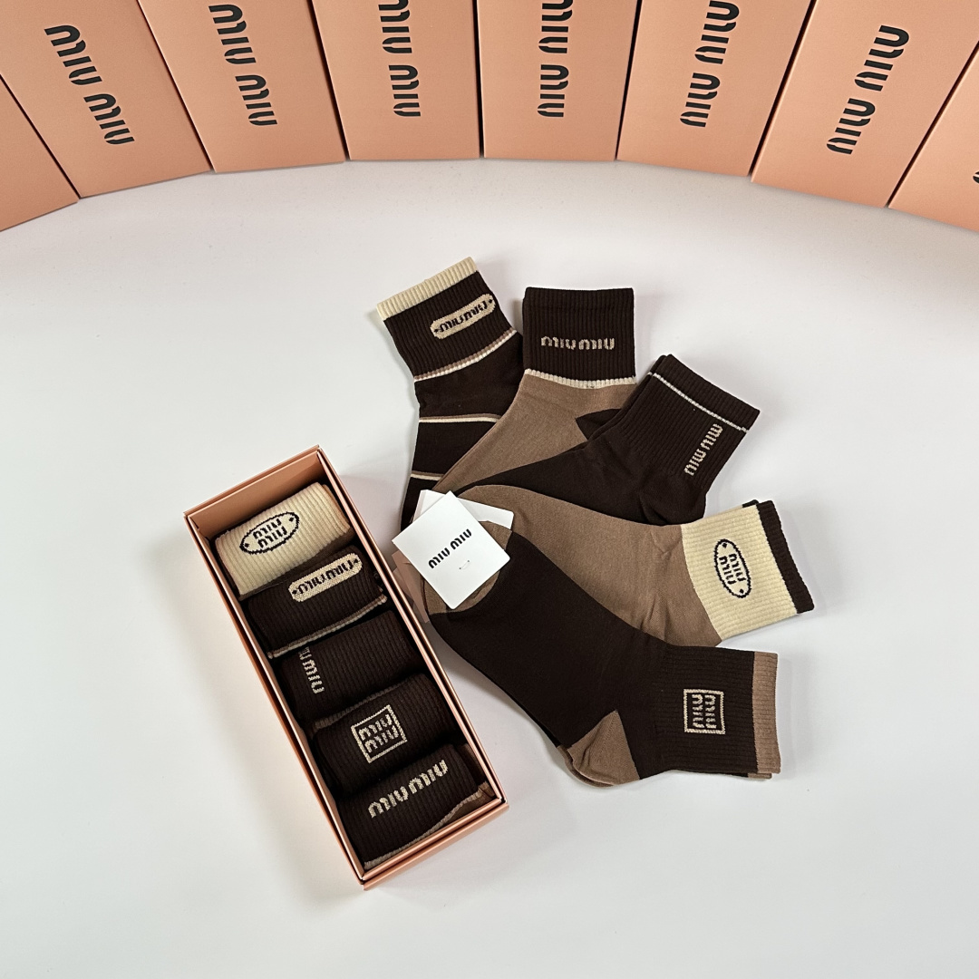 💛配包装MiuMiu（缪缪）新款中长款堆堆袜袜子！一盒五双， 专柜同步筒款袜子，💛大牌出街，潮人必备🔥超