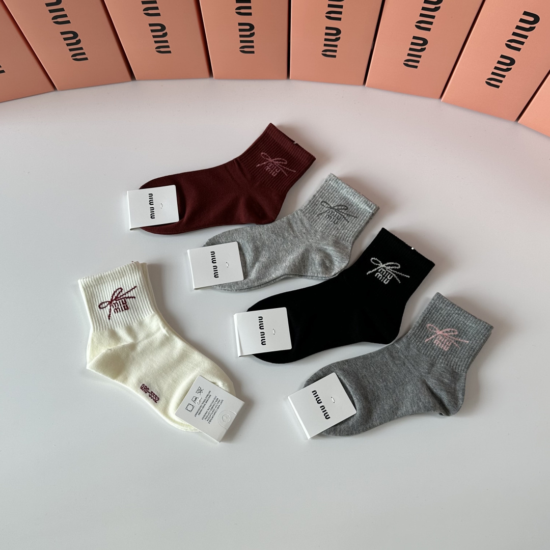 💛配专柜包装MiuMiu（缪缪）新款中长款堆堆袜袜子！一盒五双，专柜同步筒袜袜子，大牌出街，潮人必备🔥超