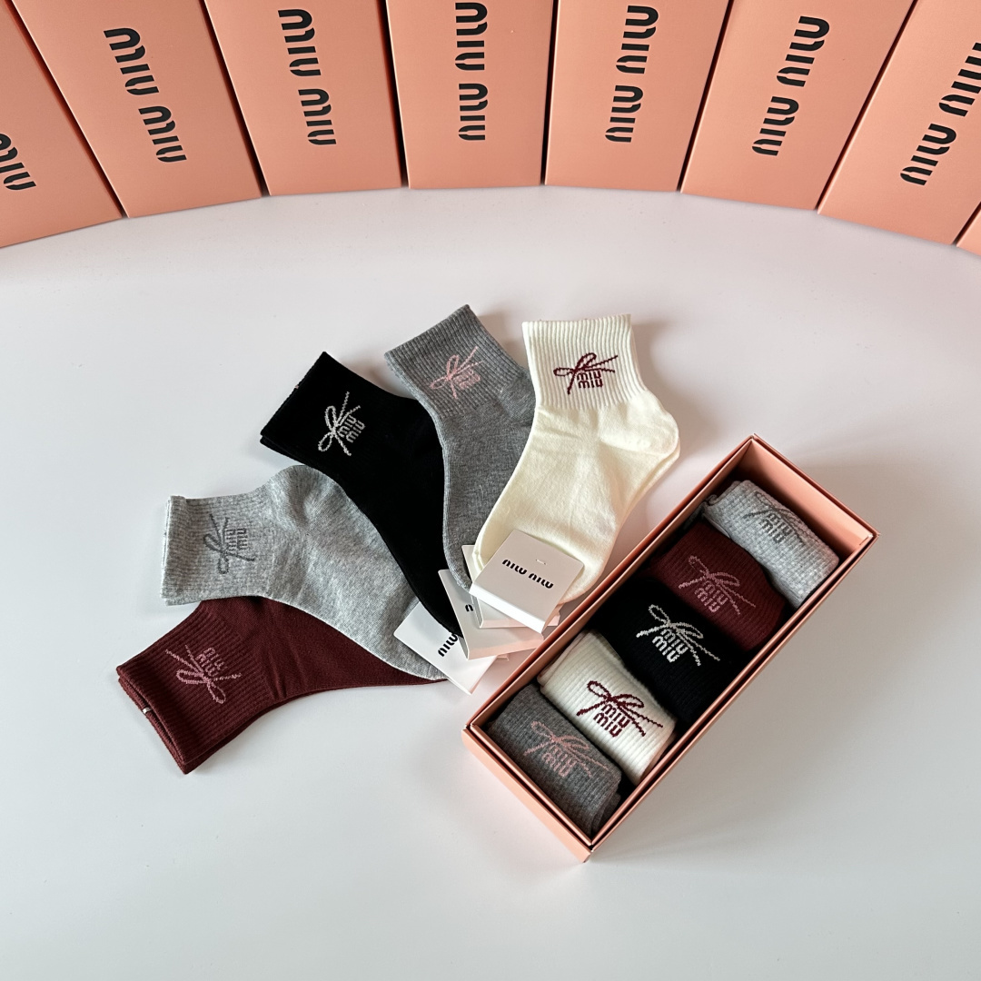 💛配专柜包装MiuMiu（缪缪）新款中长款堆堆袜袜子！一盒五双，专柜同步筒袜袜子，大牌出街，潮人必备🔥超