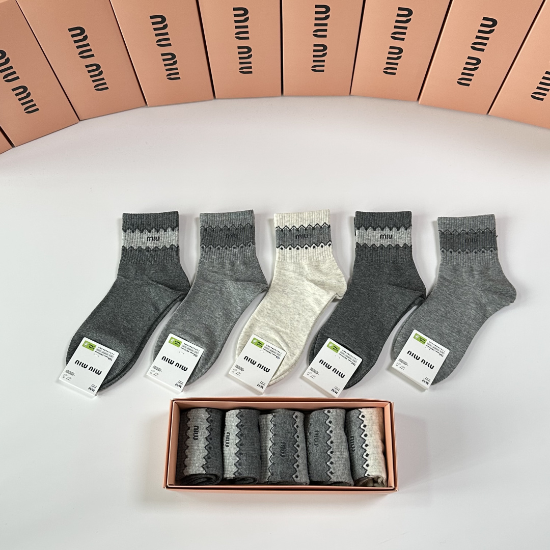💛配专柜包装MiuMiu（缪缪）新款中长款堆堆袜袜子！一盒五双，专柜同步筒袜袜子，💛大牌出街，潮人必备🔥