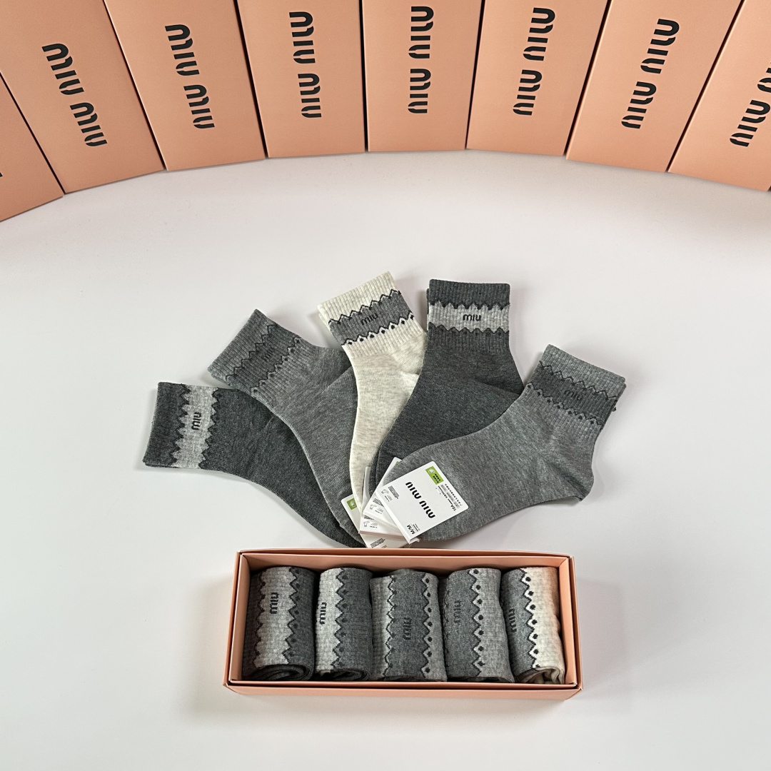 💛配专柜包装MiuMiu（缪缪）新款中长款堆堆袜袜子！一盒五双，专柜同步筒袜袜子，💛大牌出街，潮人必备🔥