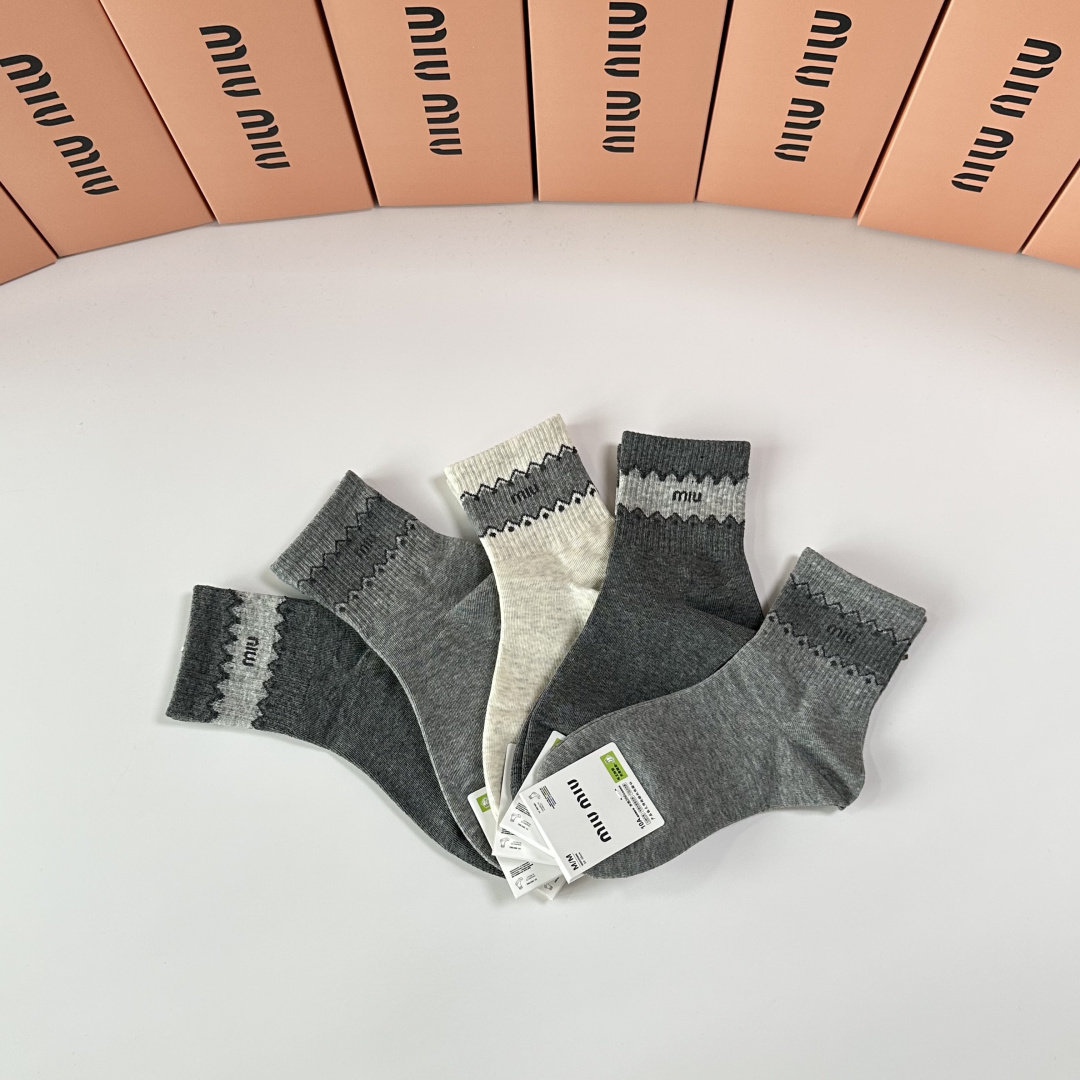 💛配专柜包装MiuMiu（缪缪）新款中长款堆堆袜袜子！一盒五双，专柜同步筒袜袜子，💛大牌出街，潮人必备🔥