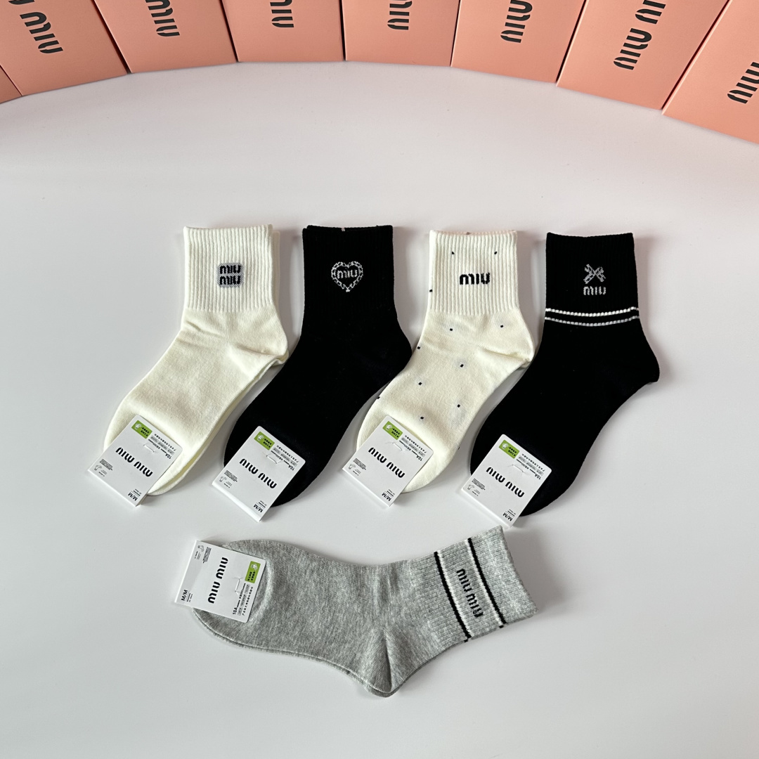 💛配包装MiuMiu（缪缪）新款中长款堆堆袜袜子！一盒五双， 专柜同步筒款袜子，💛大牌出街，潮人必备🔥超