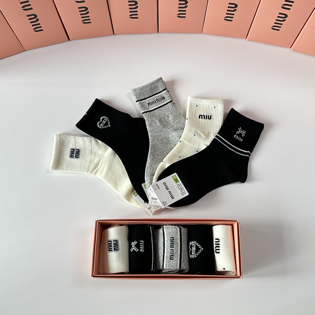 💛配包装MiuMiu（缪缪）新款中长款堆堆袜袜子！一盒五双， 专柜同步筒款袜子，💛大牌出街，潮人必备🔥超