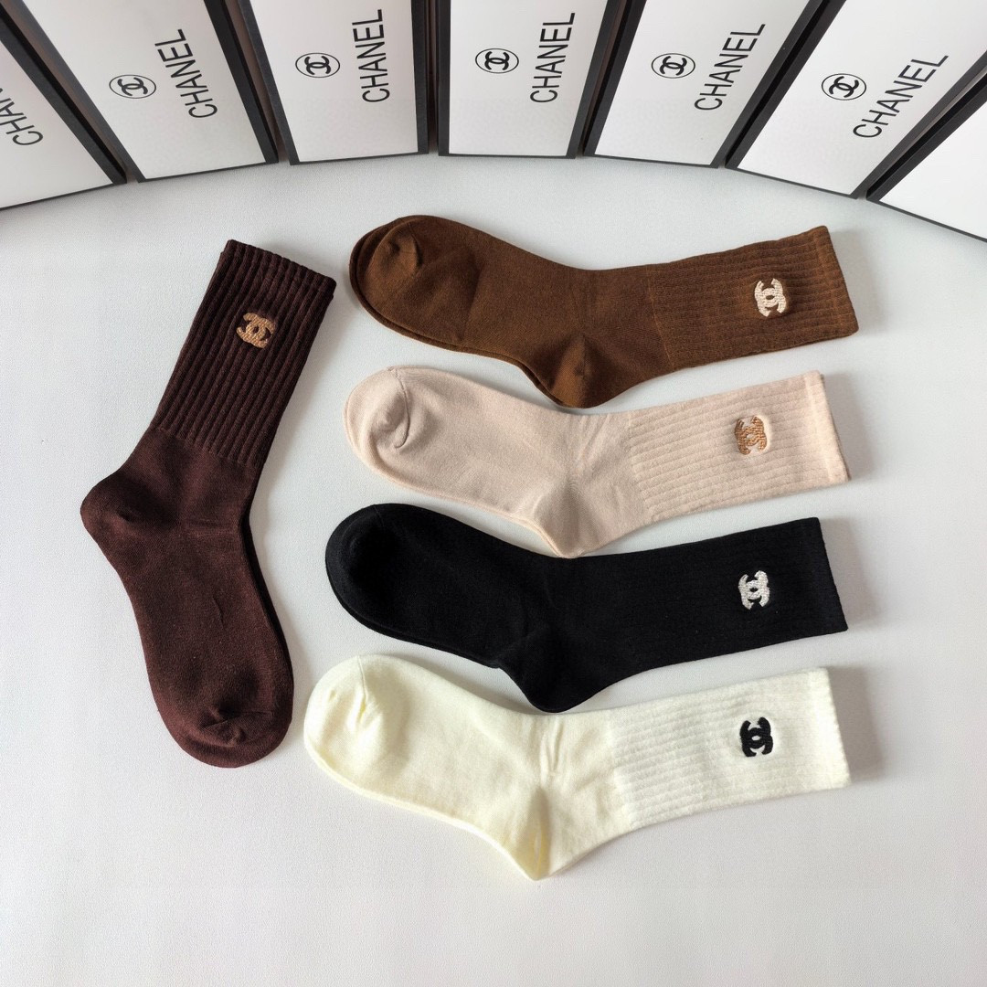 💛配专柜包装Chanel(香奈儿)新款羊绒刺绣中长款堆堆袜袜子！一盒五双，专柜同步筒袜袜子，💛大牌出街，