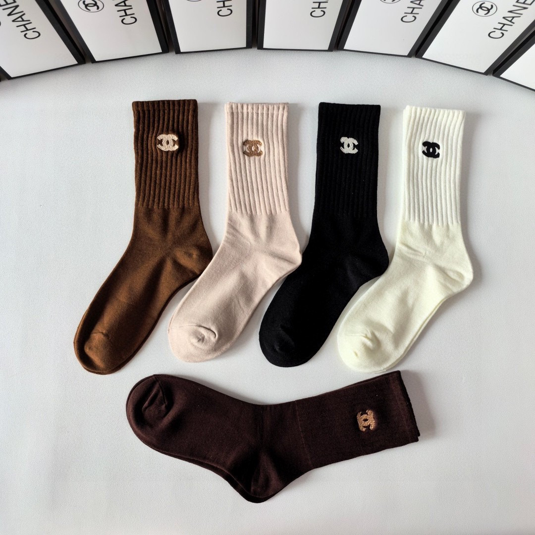 💛配专柜包装Chanel(香奈儿)新款羊绒刺绣中长款堆堆袜袜子！一盒五双，专柜同步筒袜袜子，💛大牌出街，