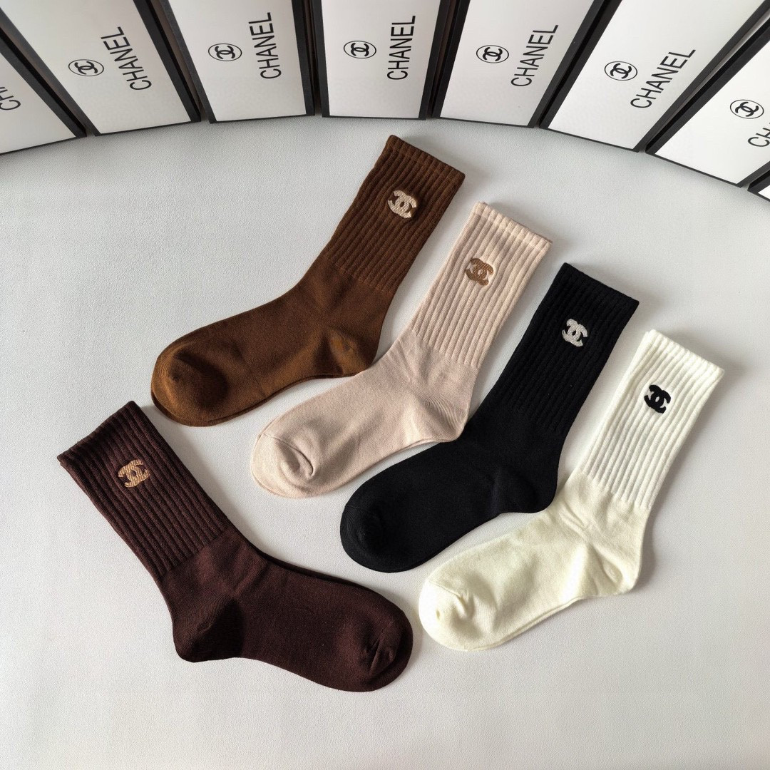 💛配专柜包装Chanel(香奈儿)新款羊绒刺绣中长款堆堆袜袜子！一盒五双，专柜同步筒袜袜子，💛大牌出街，