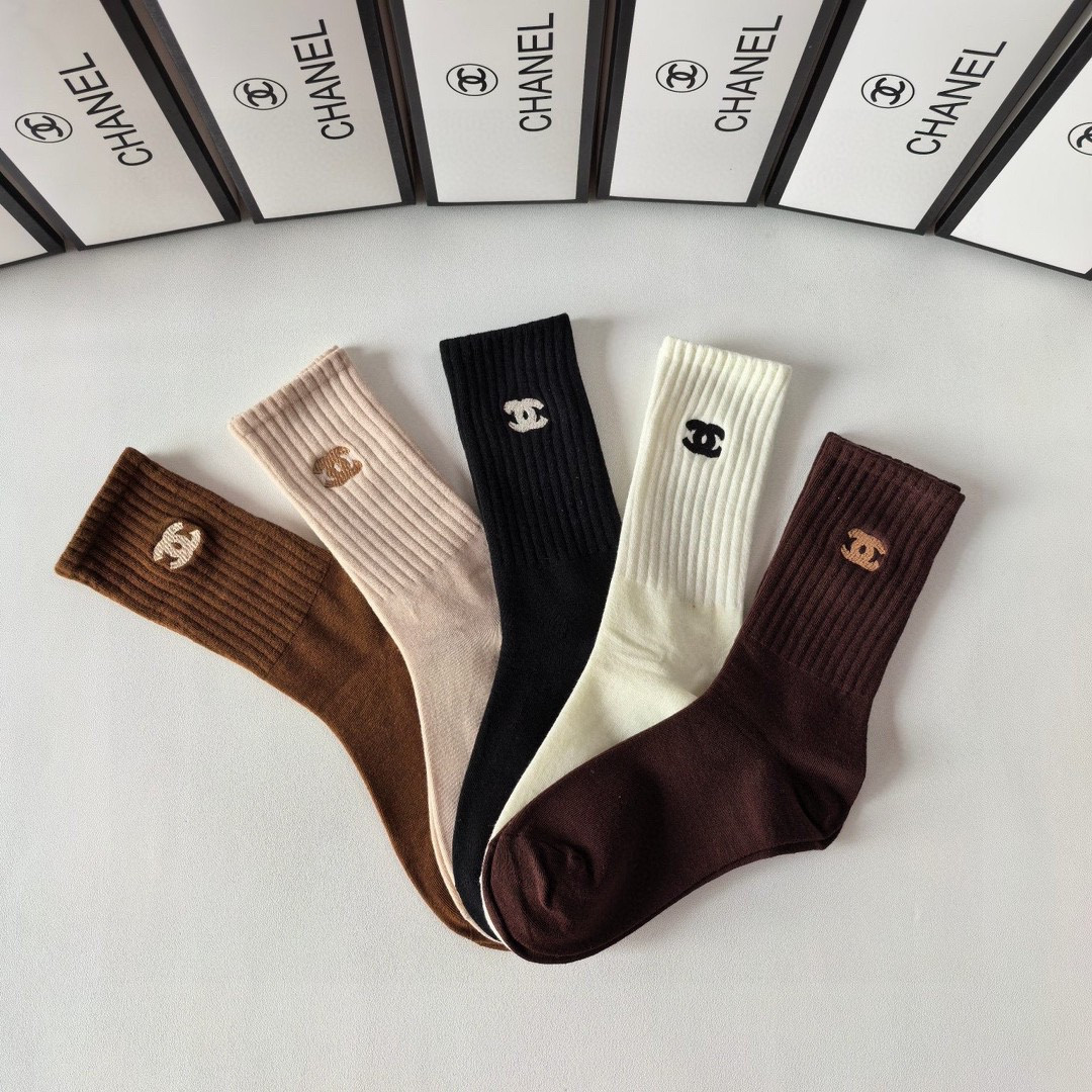 💛配专柜包装Chanel(香奈儿)新款羊绒刺绣中长款堆堆袜袜子！一盒五双，专柜同步筒袜袜子，💛大牌出街，