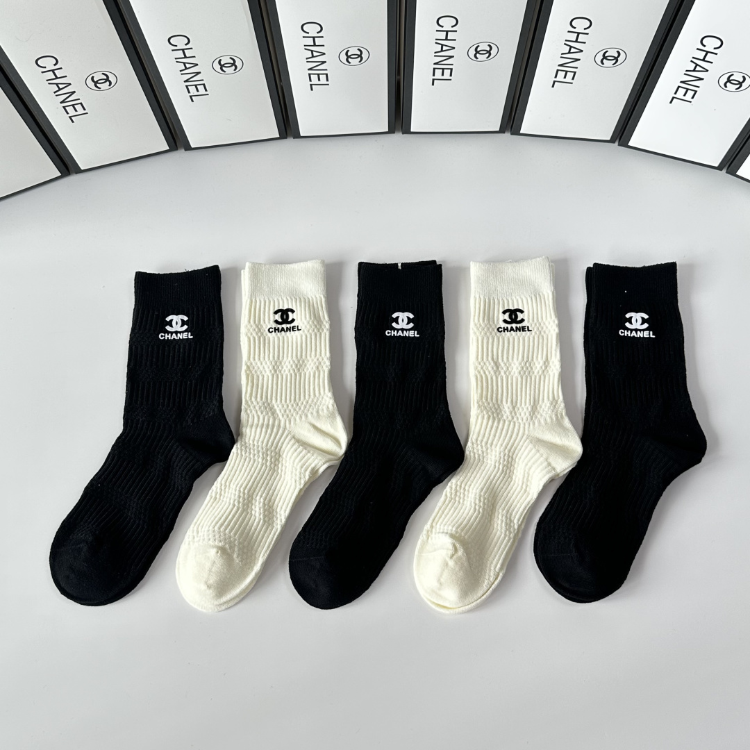 💛配专柜包装Chanel（香奈儿）新款烫印中长款堆堆袜袜子！一盒五双，专柜同步筒袜袜子，💛大牌出街，潮人