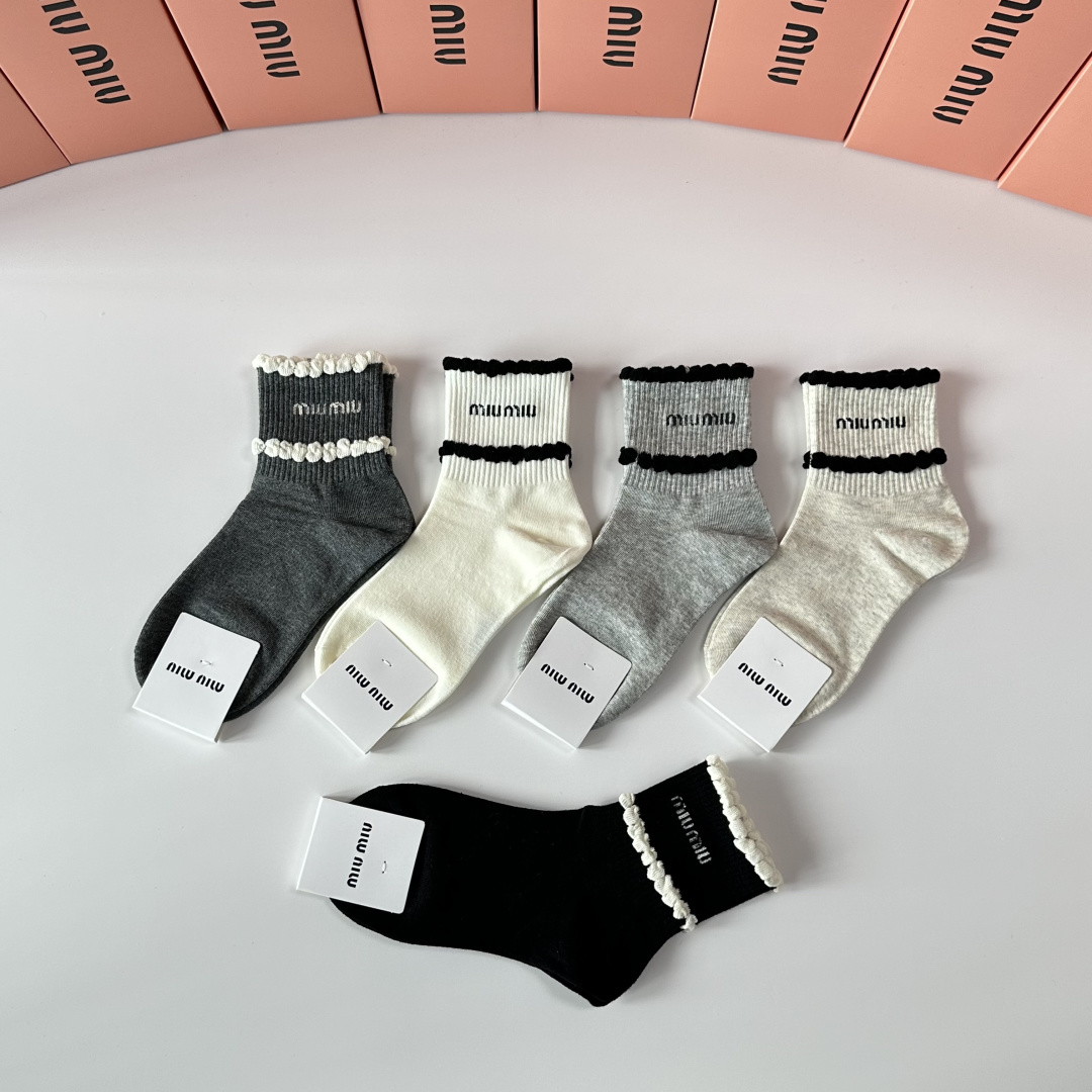 💛配包装MiuMiu（缪缪）新款中长款堆堆袜袜子！一盒五双， 专柜同步筒款袜子，💛大牌出街，潮人必备🔥超