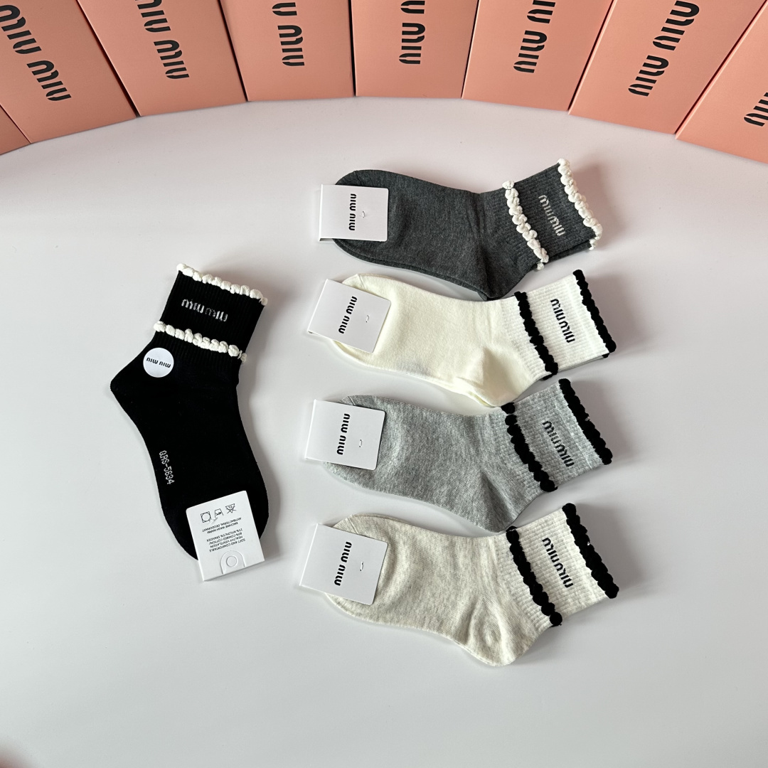 💛配包装MiuMiu（缪缪）新款中长款堆堆袜袜子！一盒五双， 专柜同步筒款袜子，💛大牌出街，潮人必备🔥超