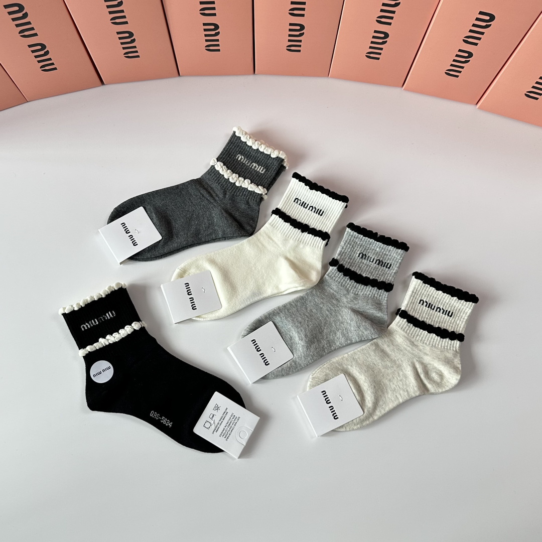 💛配包装MiuMiu（缪缪）新款中长款堆堆袜袜子！一盒五双， 专柜同步筒款袜子，💛大牌出街，潮人必备🔥超