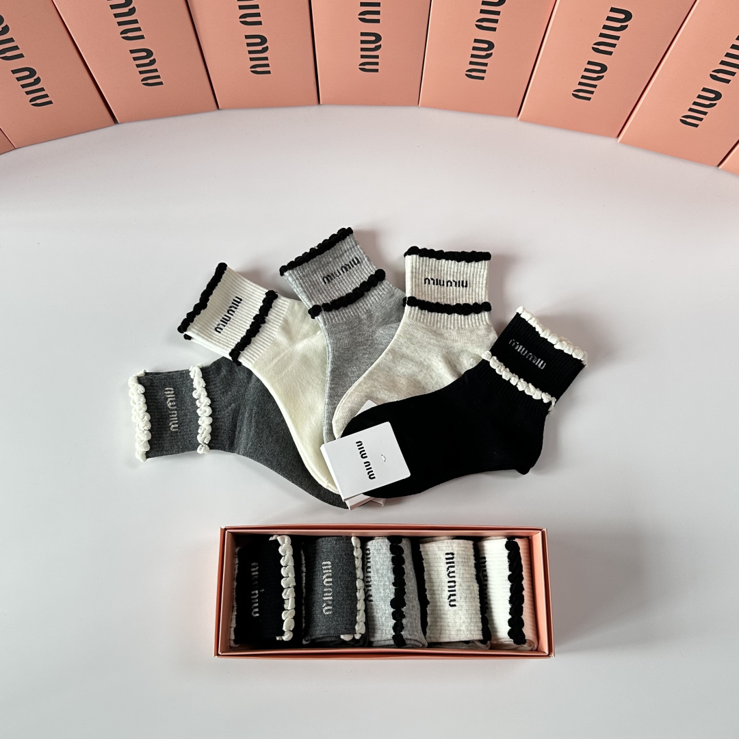 💛配包装MiuMiu（缪缪）新款中长款堆堆袜袜子！一盒五双， 专柜同步筒款袜子，💛大牌出街，潮人必备🔥超