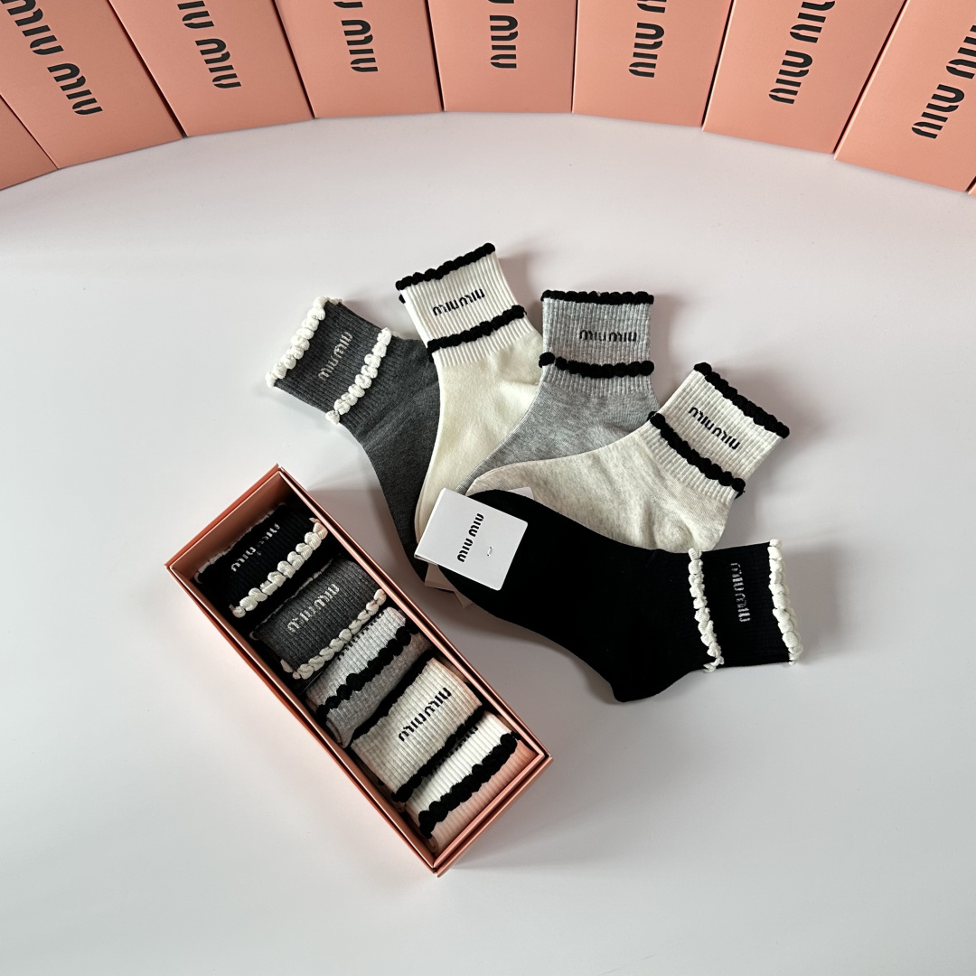 💛配包装MiuMiu（缪缪）新款中长款堆堆袜袜子！一盒五双， 专柜同步筒款袜子，💛大牌出街，潮人必备🔥超