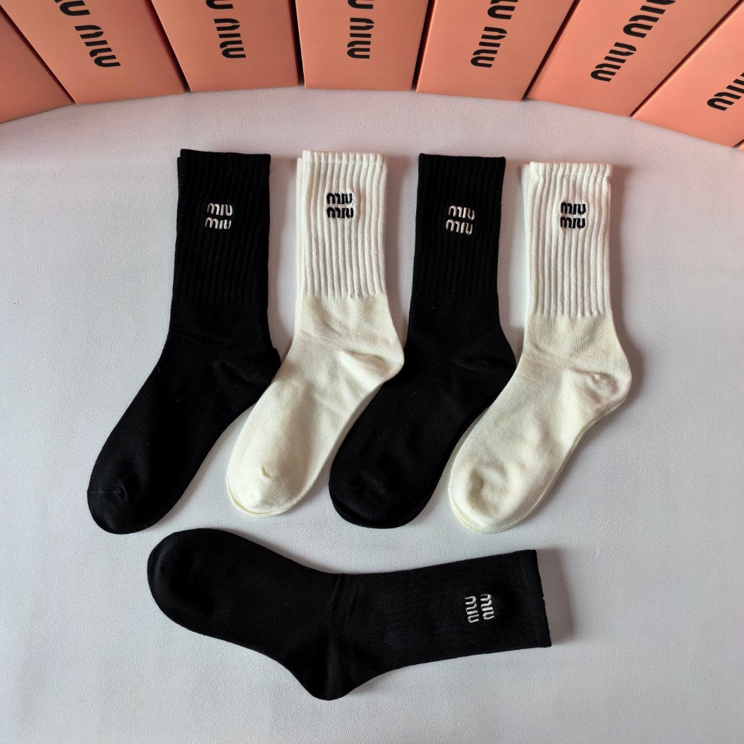 💛配包装MiuMiu(缪缪)新款刺绣中长款堆堆袜袜子！一盒五双， 专柜同步筒款袜子，💛大牌出街，潮人必备