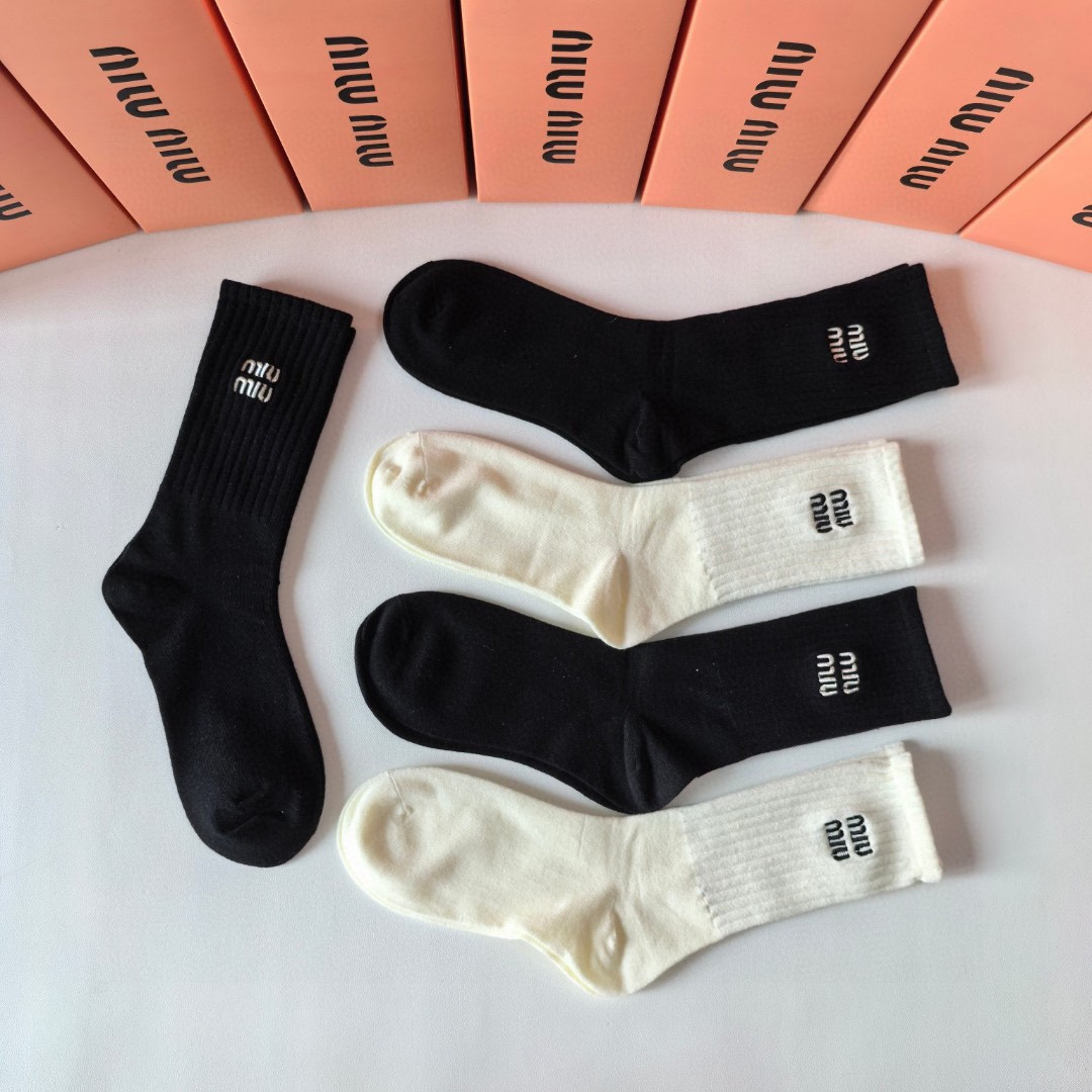 💛配包装MiuMiu(缪缪)新款刺绣中长款堆堆袜袜子！一盒五双， 专柜同步筒款袜子，💛大牌出街，潮人必备