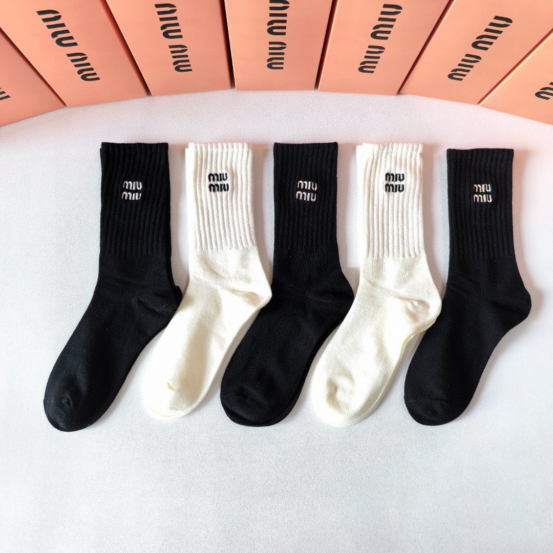 💛配包装MiuMiu(缪缪)新款刺绣中长款堆堆袜袜子！一盒五双， 专柜同步筒款袜子，💛大牌出街，潮人必备
