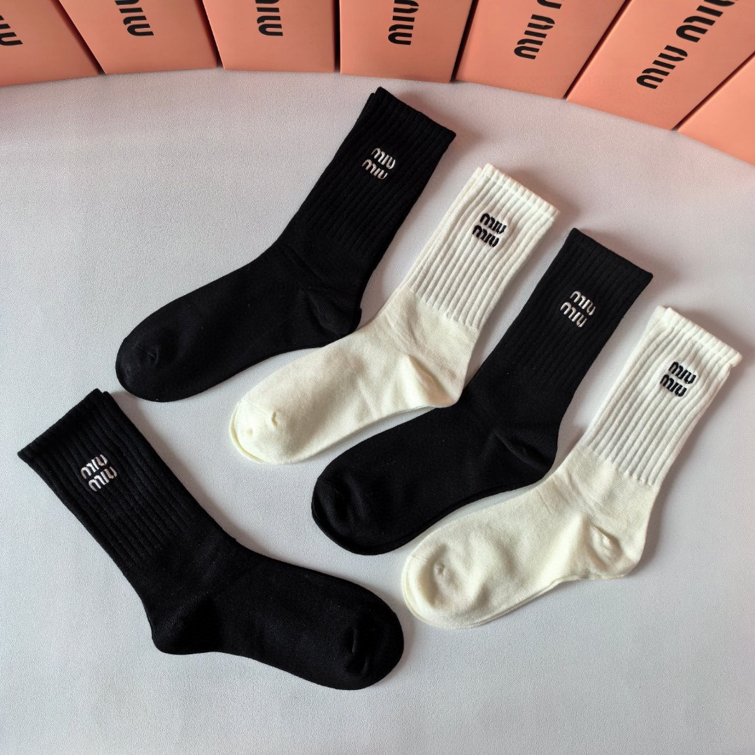 💛配包装MiuMiu(缪缪)新款刺绣中长款堆堆袜袜子！一盒五双， 专柜同步筒款袜子，💛大牌出街，潮人必备