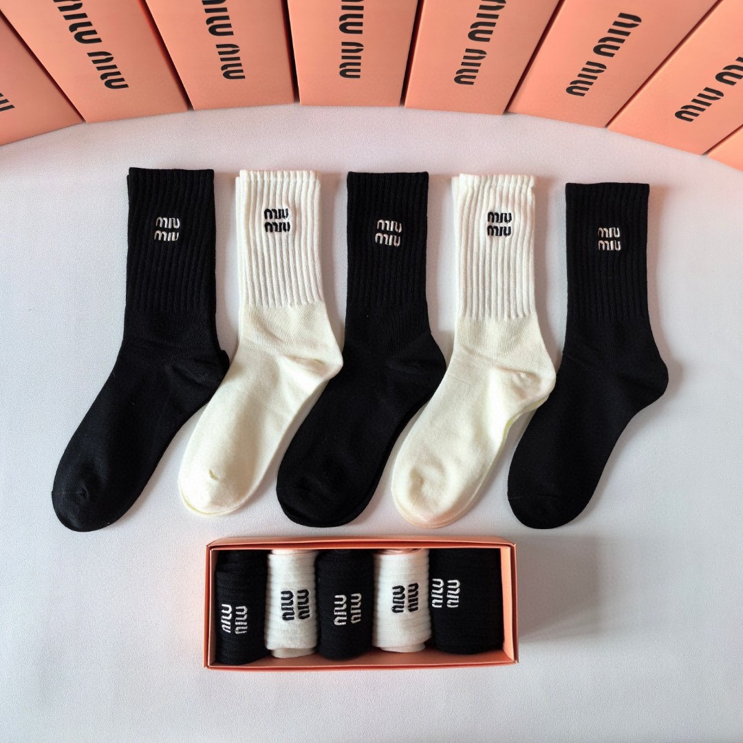 💛配包装MiuMiu(缪缪)新款刺绣中长款堆堆袜袜子！一盒五双， 专柜同步筒款袜子，💛大牌出街，潮人必备