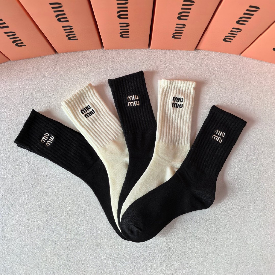 💛配包装MiuMiu(缪缪)新款刺绣中长款堆堆袜袜子！一盒五双， 专柜同步筒款袜子，💛大牌出街，潮人必备