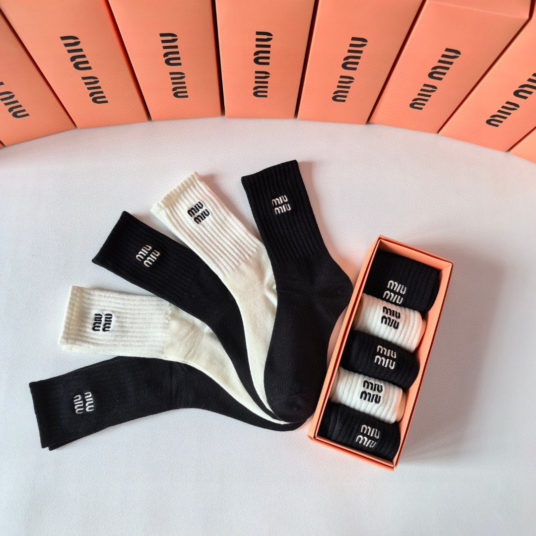 💛配包装MiuMiu(缪缪)新款刺绣中长款堆堆袜袜子！一盒五双， 专柜同步筒款袜子，💛大牌出街，潮人必备