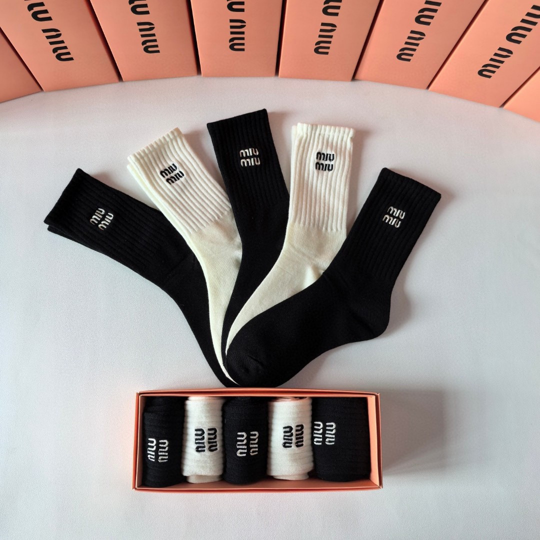 💛配包装MiuMiu(缪缪)新款刺绣中长款堆堆袜袜子！一盒五双， 专柜同步筒款袜子，💛大牌出街，潮人必备