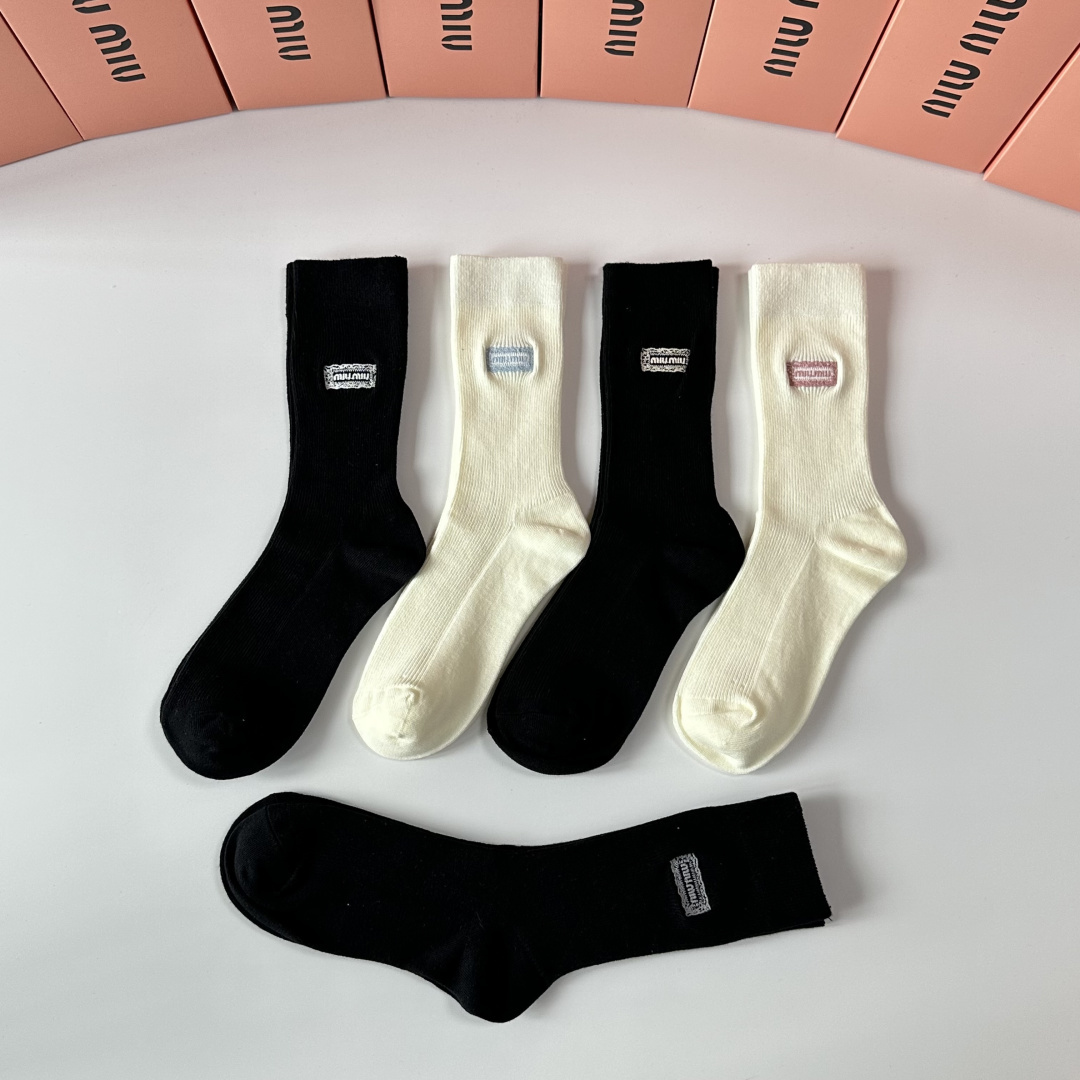 💛配包装MiuMiu(缪缪)新款刺绣中长款堆堆袜袜子！一盒五双， 专柜同步筒款袜子，💛大牌出街，潮人必备