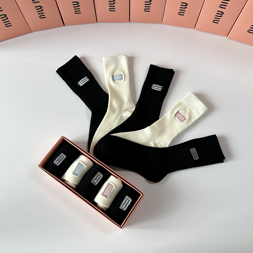 💛配包装MiuMiu(缪缪)新款刺绣中长款堆堆袜袜子！一盒五双， 专柜同步筒款袜子，💛大牌出街，潮人必备