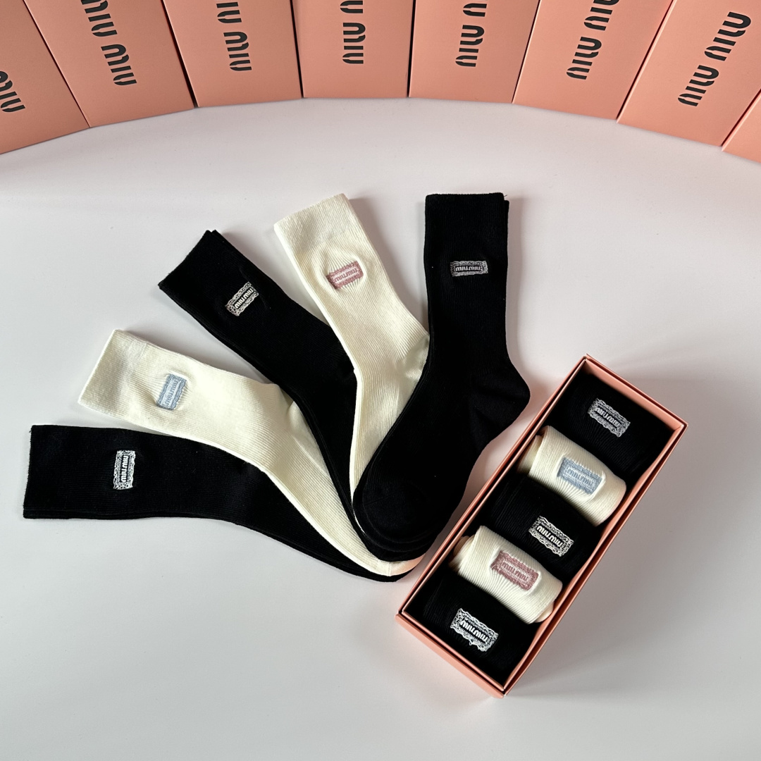 💛配包装MiuMiu(缪缪)新款刺绣中长款堆堆袜袜子！一盒五双， 专柜同步筒款袜子，💛大牌出街，潮人必备
