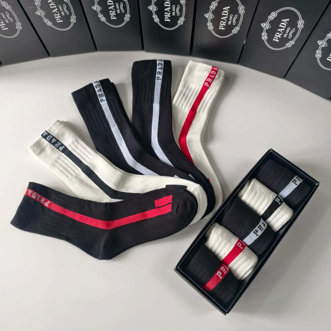 💛配专柜包装PRADA（普拉达）新款中长款堆堆袜袜子！一盒五双，专柜同步筒袜袜子，大牌出街，潮人必备🔥超