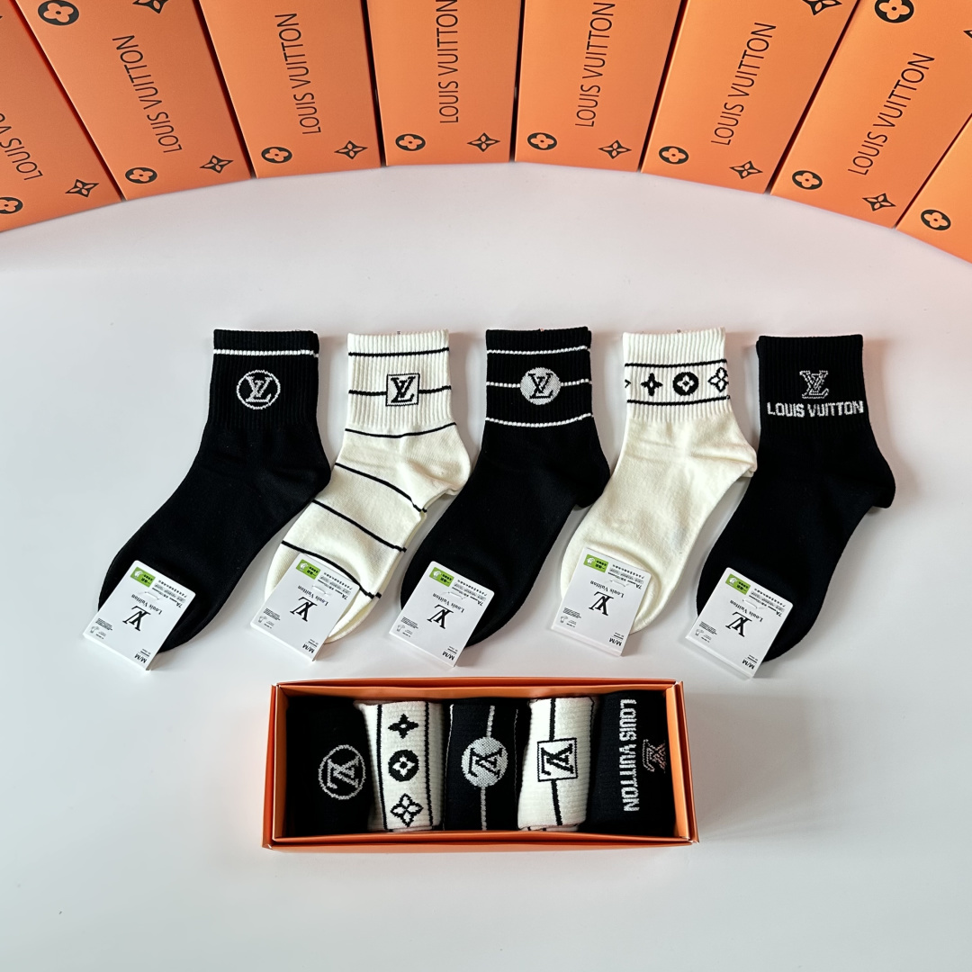 💛配专柜包装LV（路易威登）新款中长筒袜堆堆袜袜子！一盒五双，专柜同步筒袜袜子，💛大牌出街，潮人必备🔥超
