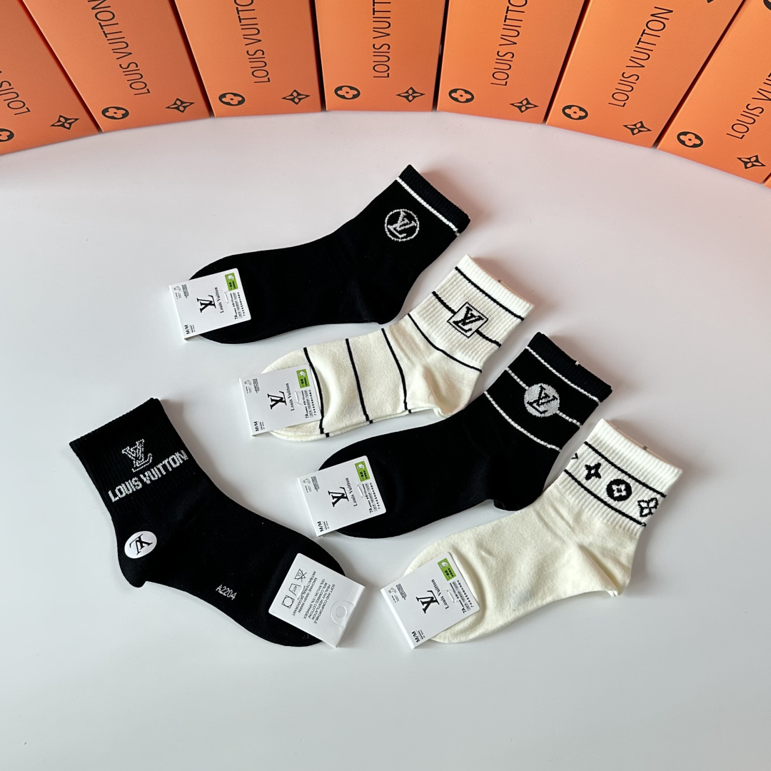 💛配专柜包装LV（路易威登）新款中长筒袜堆堆袜袜子！一盒五双，专柜同步筒袜袜子，💛大牌出街，潮人必备🔥超