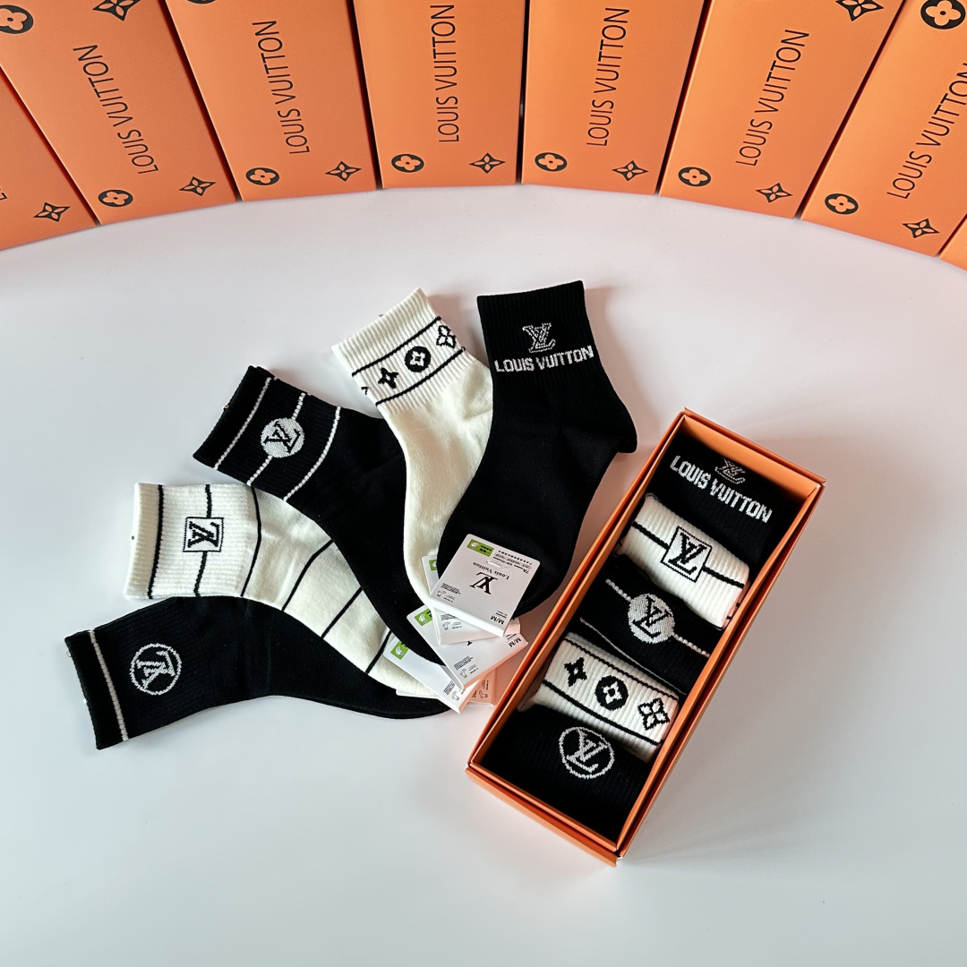 💛配专柜包装LV（路易威登）新款中长筒袜堆堆袜袜子！一盒五双，专柜同步筒袜袜子，💛大牌出街，潮人必备🔥超