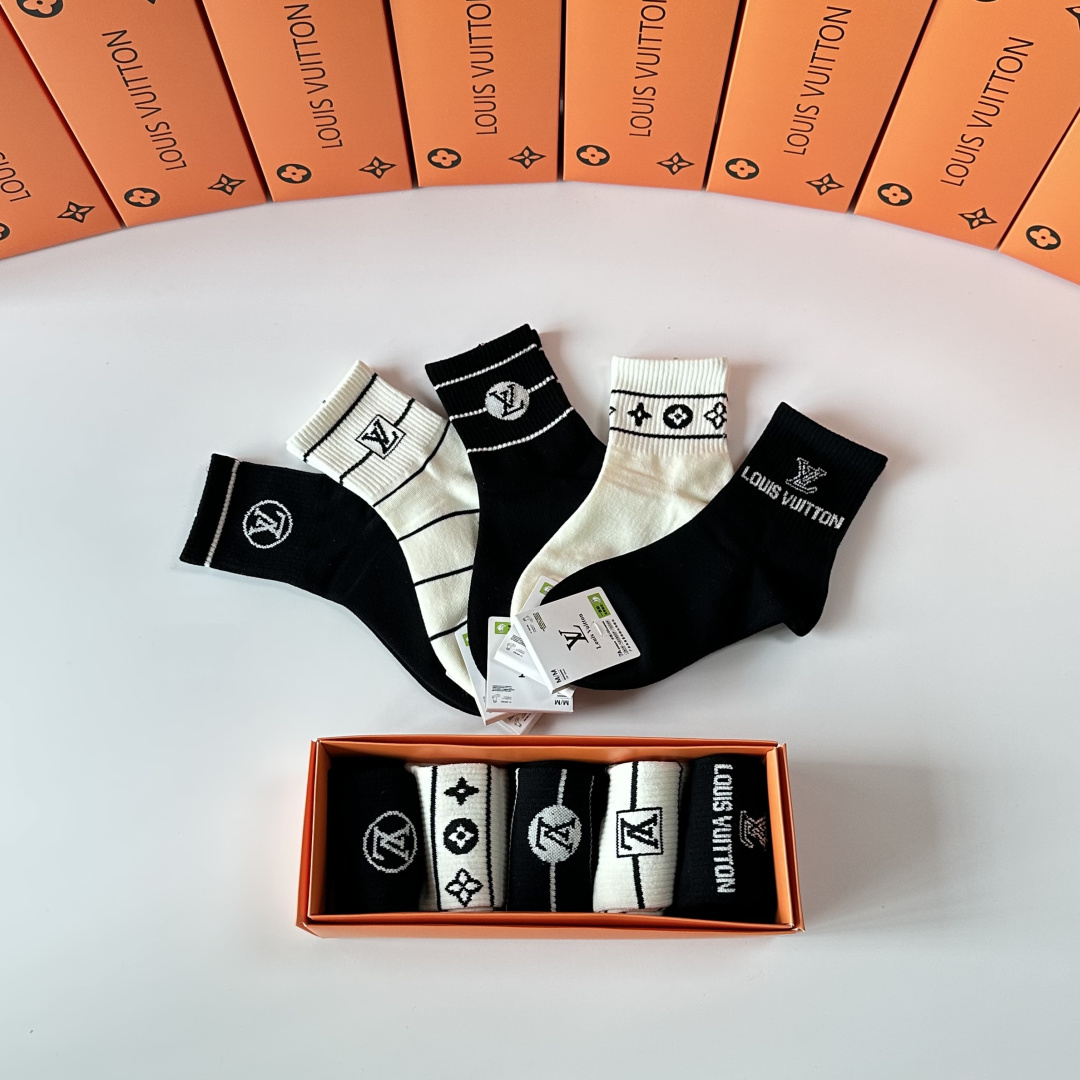 💛配专柜包装LV（路易威登）新款中长筒袜堆堆袜袜子！一盒五双，专柜同步筒袜袜子，💛大牌出街，潮人必备🔥超