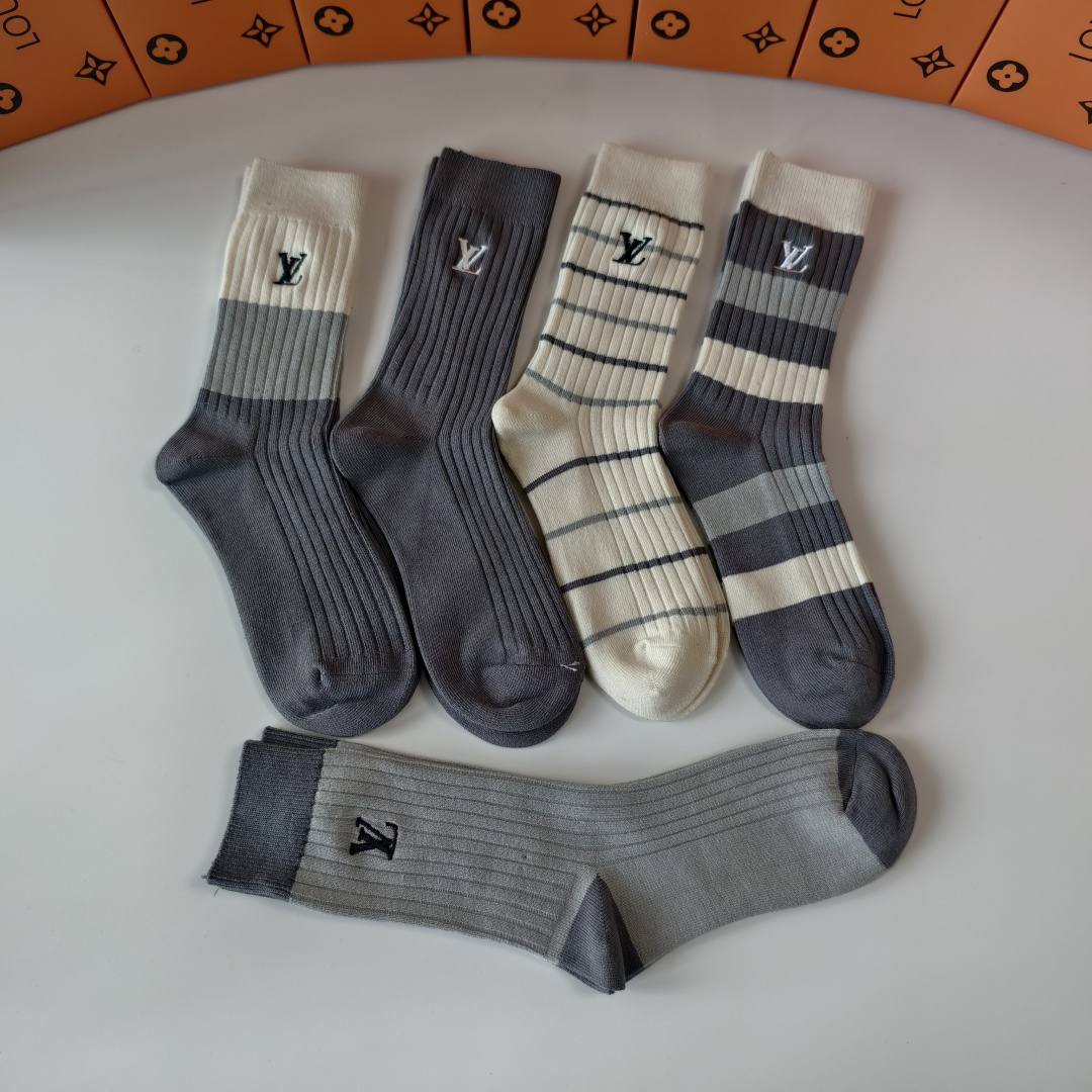 💛配专柜包装LV（路易威登）新款刺绣中长筒袜堆堆袜袜子！一盒五双，专柜同步筒袜袜子，💛大牌出街，潮人必备