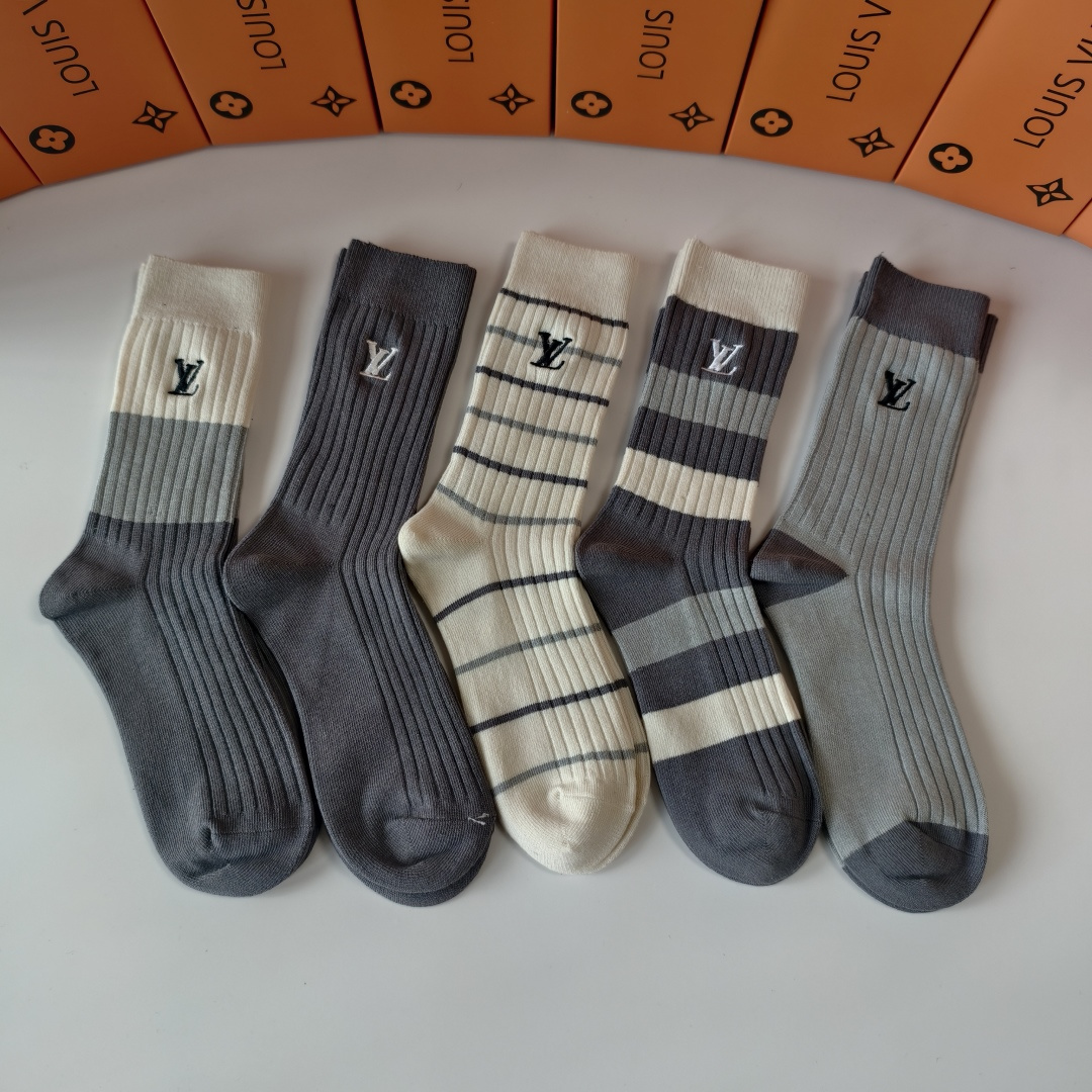 💛配专柜包装LV（路易威登）新款刺绣中长筒袜堆堆袜袜子！一盒五双，专柜同步筒袜袜子，💛大牌出街，潮人必备