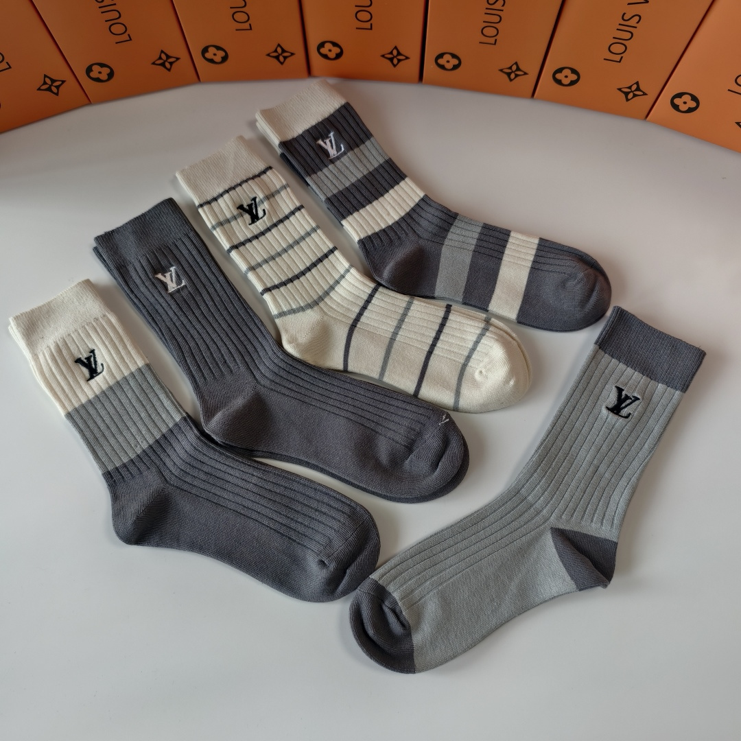 💛配专柜包装LV（路易威登）新款刺绣中长筒袜堆堆袜袜子！一盒五双，专柜同步筒袜袜子，💛大牌出街，潮人必备