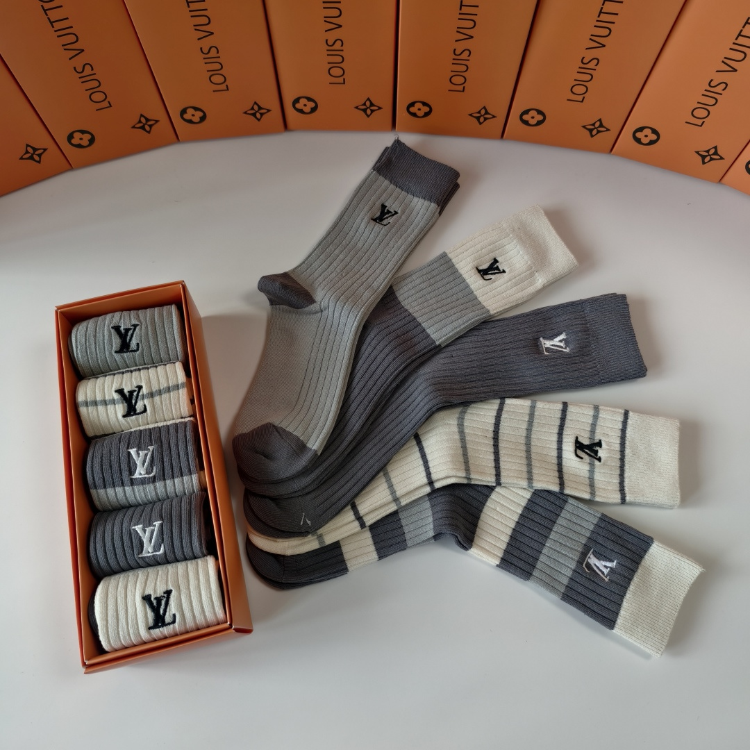 💛配专柜包装LV（路易威登）新款刺绣中长筒袜堆堆袜袜子！一盒五双，专柜同步筒袜袜子，💛大牌出街，潮人必备