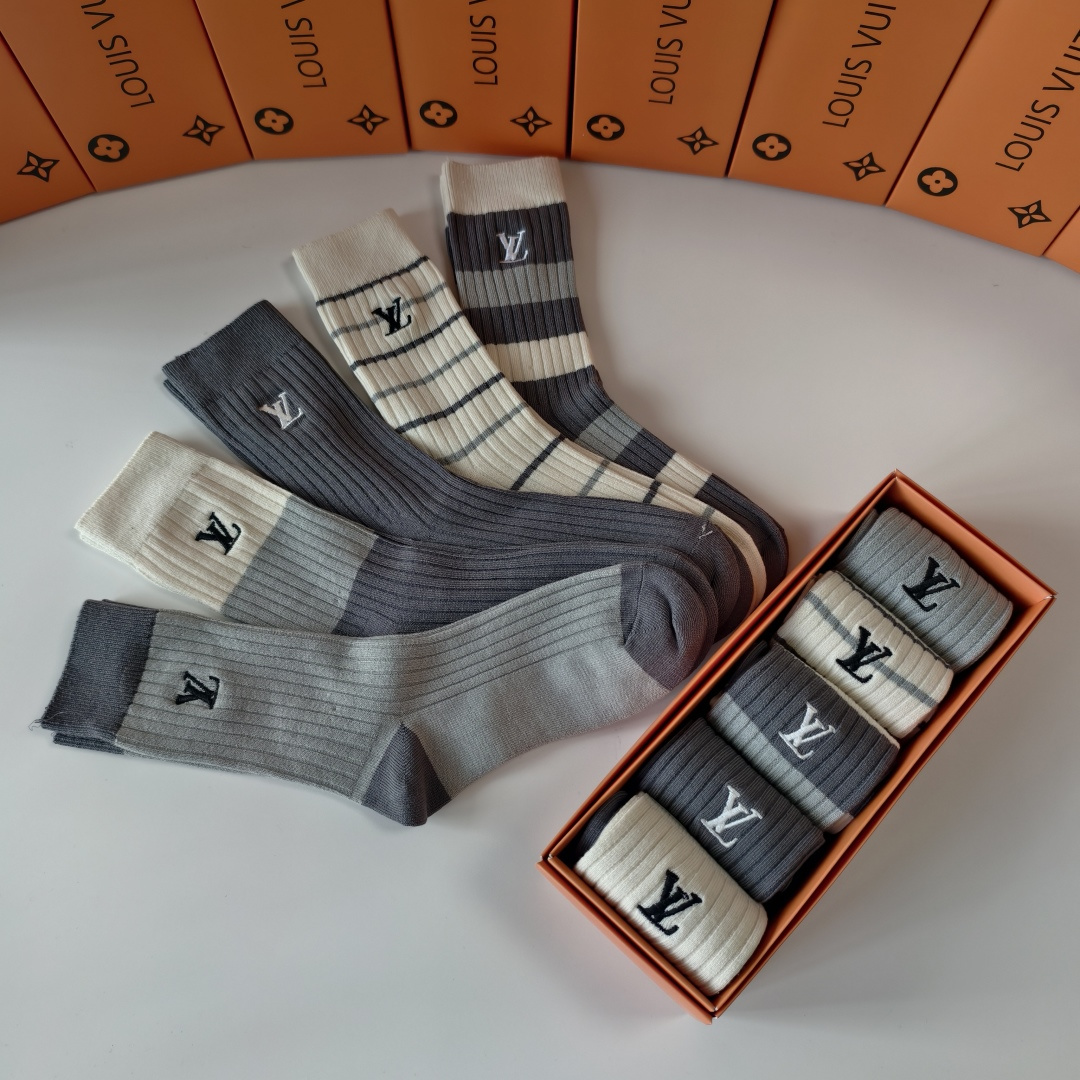 💛配专柜包装LV（路易威登）新款刺绣中长筒袜堆堆袜袜子！一盒五双，专柜同步筒袜袜子，💛大牌出街，潮人必备