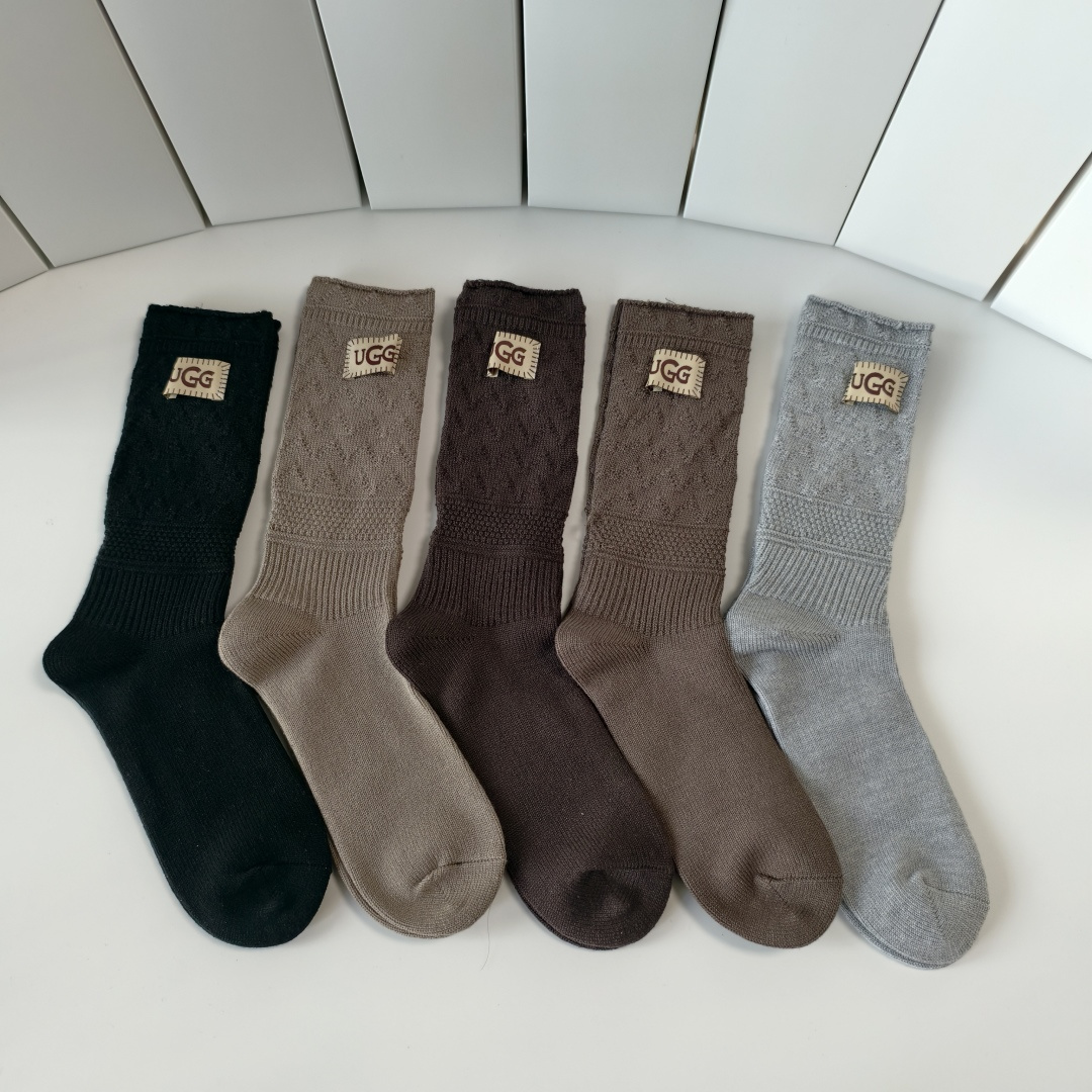 NO:640619,Specially equipped with counter packaging UGG's new mid-length socks!  Five pairs in a box, synchronized tube socks at the counter, big brands going out on the street, must-have socks for fashionistas, stockings, socks, socks19860909特 配专柜包装 UGG 新款中长款堆堆袜袜子！一盒五双,专柜同步筒袜袜子,大牌出街,潮人必备超好搭袜子,丝袜,袜子,socks,accessory
