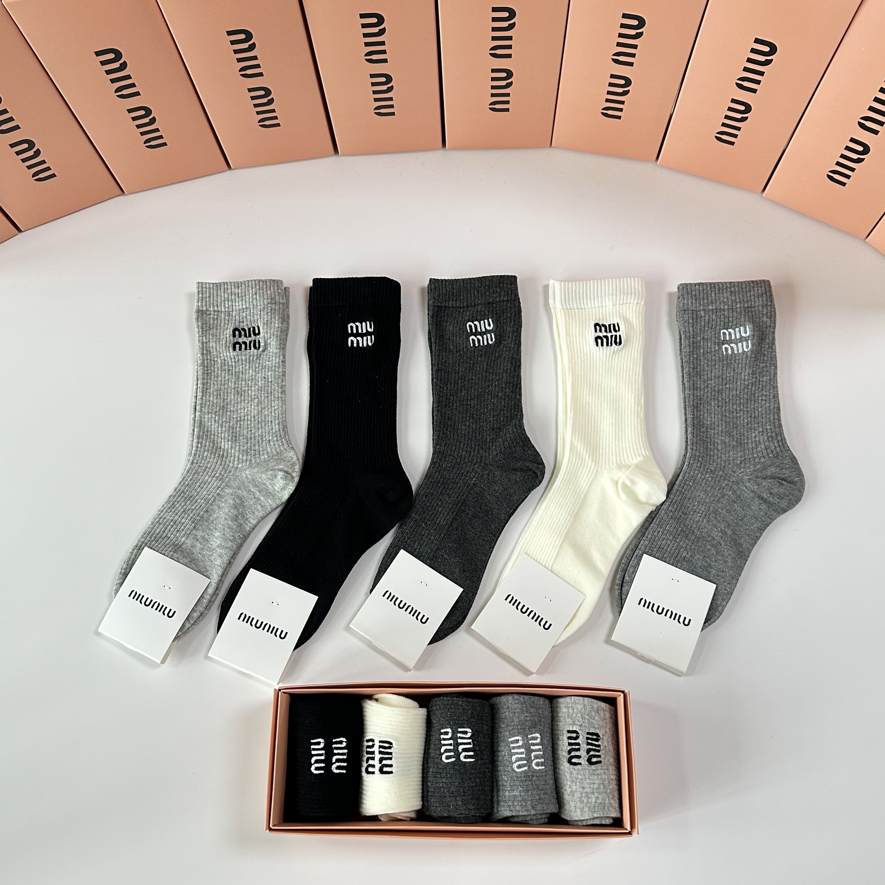 NO:640630,Special packaging MiuMiu's new embroidered classic mid-length socks!  Five pairs in a box, counter-synchronized tube socks, big brands out on the street, must-haves for fashionistas, super easy to match. Socks, stockings, socks, miumiu, socks19860909特配包装 MiuMiu（缪缪）新款刺绣经典中长筒袜堆堆袜袜子！一盒五双, 专柜同步筒袜袜子,大牌出街,潮人必备超好搭.袜子,丝袜,袜子,miumiu,socks,accessory