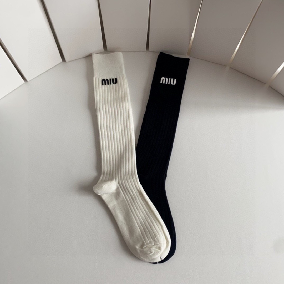 💛配包装MiuMiu（缪缪）爆款出货 新款轻奢及膝小腿袜堆堆袜袜子🧦！一盒两双（颜色任选）专柜同步筒袜袜