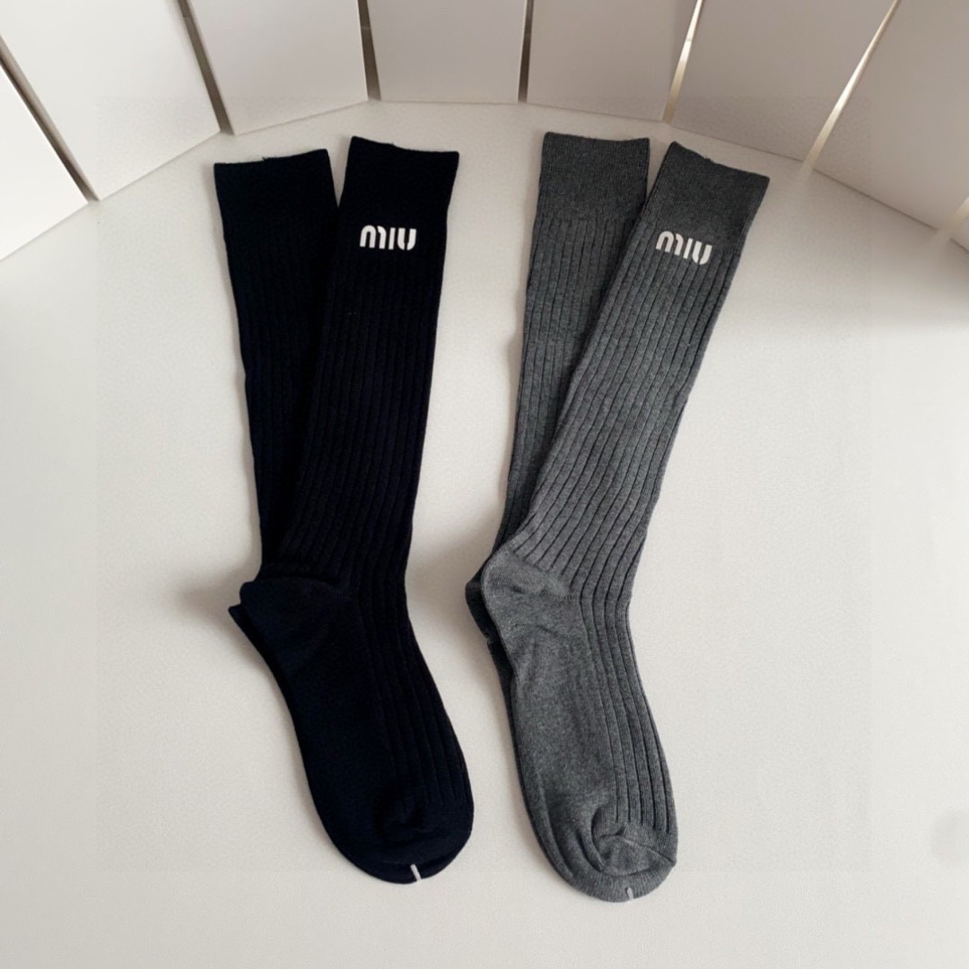 💛配包装MiuMiu（缪缪）爆款出货 新款轻奢及膝小腿袜堆堆袜袜子🧦！一盒两双（颜色任选）专柜同步筒袜袜