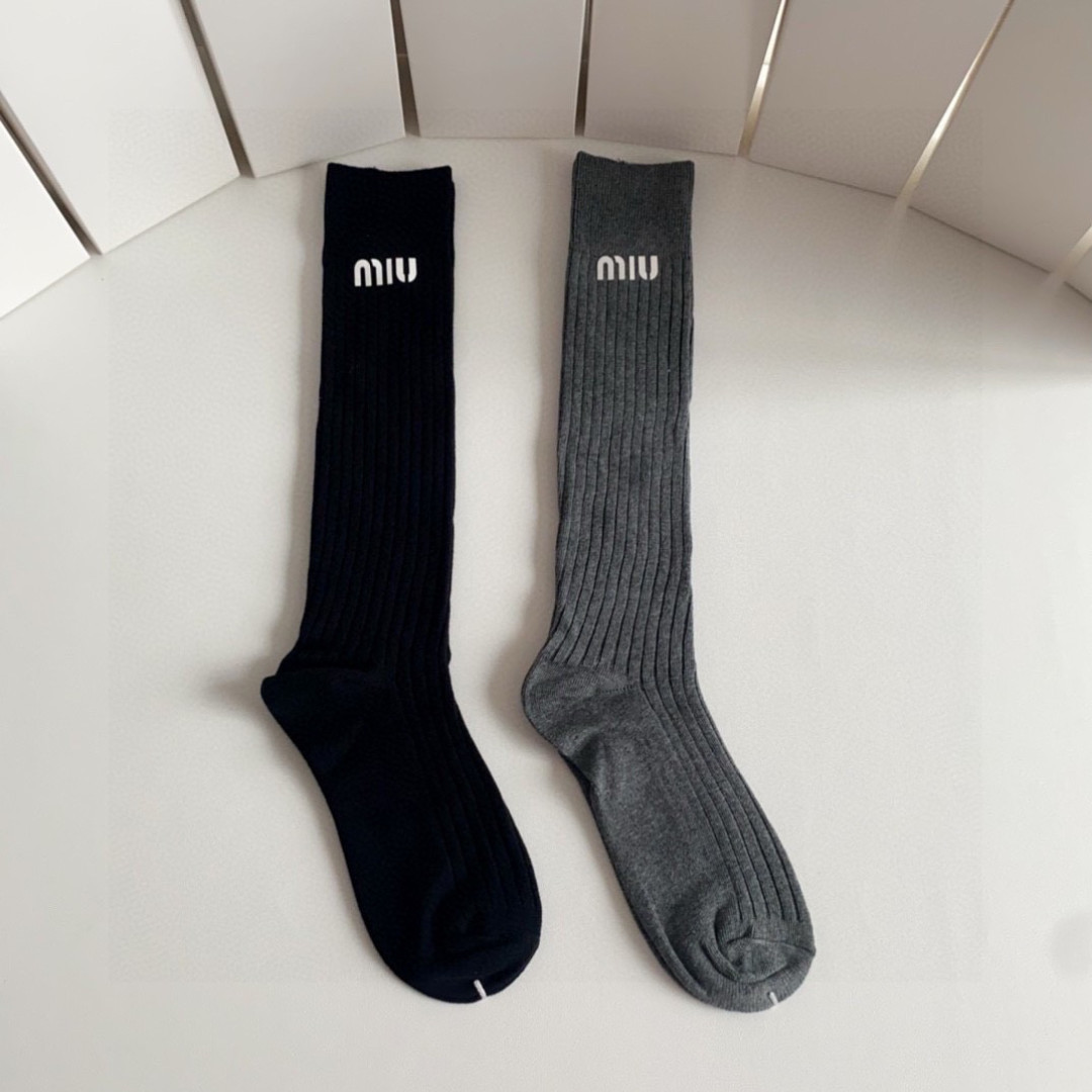 💛配包装MiuMiu（缪缪）爆款出货 新款轻奢及膝小腿袜堆堆袜袜子🧦！一盒两双（颜色任选）专柜同步筒袜袜